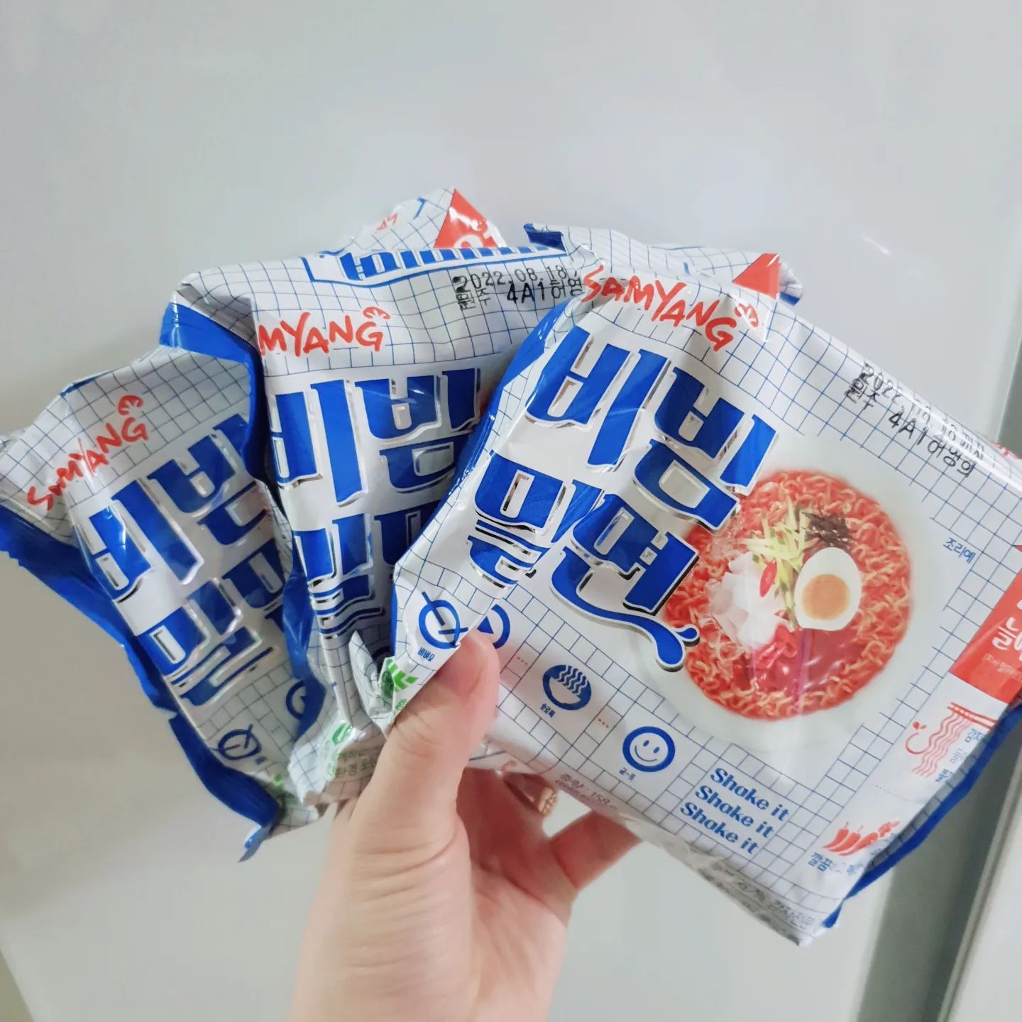 #협찬
비빔면+삼겹은 사랑이죠~!
이번에 삼양에서 비빔밀면이 출시되어 먹어봤어요ㅎㅎ
양념에 고추장대신 고춧가루와 무를 사용해 깔끔하고 매콤해요
평소 비빔면을 먹으면 하나로는 부족해 2개 끓여 남기곤 했는데 비빔밀면은 열무비빔면에 비해 21퍼 늘어난 양 덕에 하나만 먹어도 푸짐해요! 
고기와 함께 드셔보세용🤗

#협찬#비빔면#밀면#밀면맛집#비빔라면#간단레시피#신상라면#자취레시피#초간단레시피#간단레시피#요리스타그램#먹방#먹스타#food#koreanfood#쿡스타그램#맛스타#삼양식품#먹스타그램#라면스타그램#간단요리#홈쿡#집밥스타그램#야식#오늘뭐먹지그램#라면추천#비빔밀면#푸짐