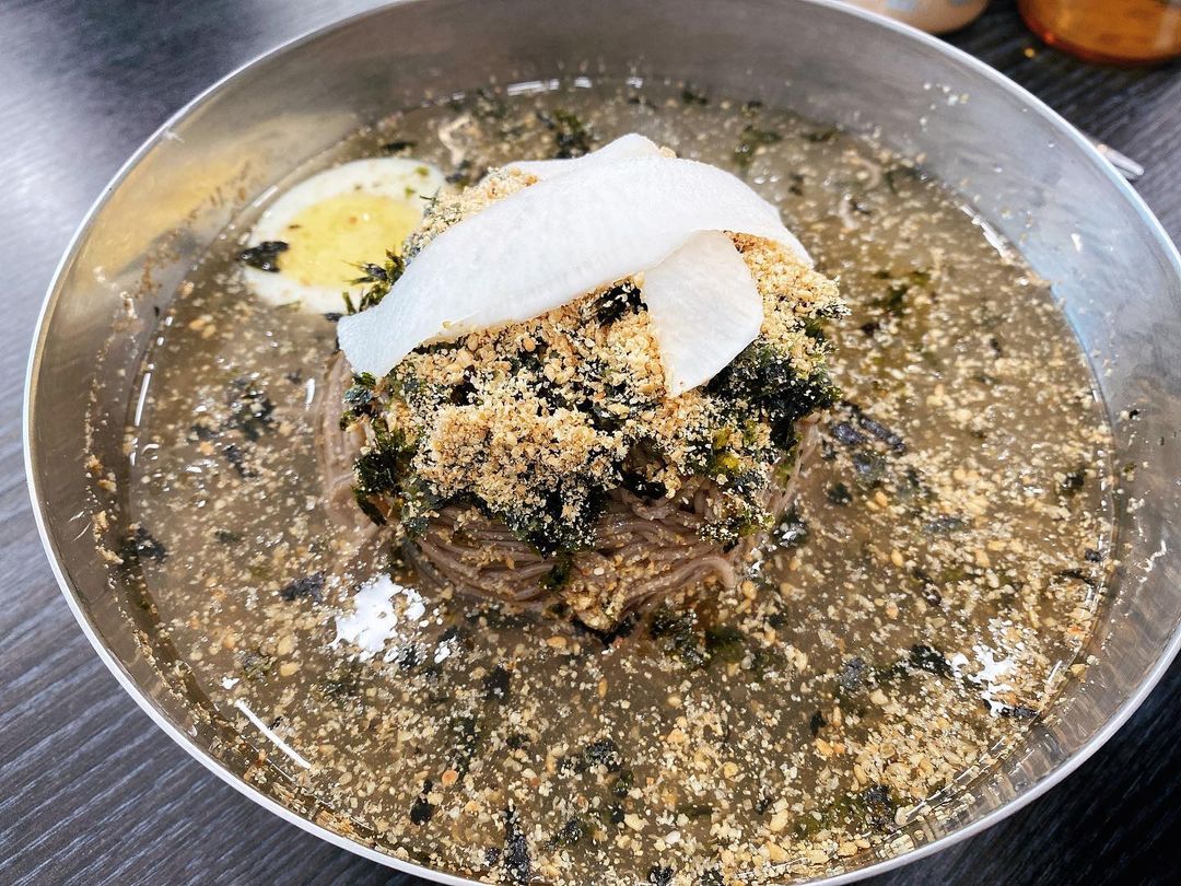 먹_혀니 on Instagram: “[명경 막국수 - 물, 비빔, 회막국수] 강릉여행 아침 #해장 으로 픽한 막국수집!! 맛집이라는 글을 보고 별기대없이 간 집이다 맛별로 다 먹어보고싶어서 시켰는데 덜자극