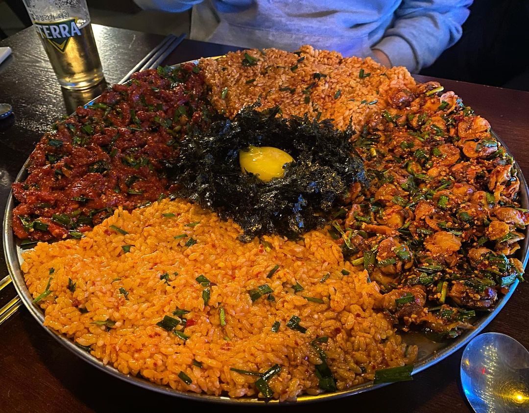 먹_혀니 on Instagram: “[단골손님 - 꼬막육회비빔밥] 비쥬얼 보이시나요..? 곱창에 소맥 달리고 2차로 간곳이에요! 단골손님이라는 곳인데요 친구가 여기 꼬막육회비빔밥이 그렇게 맛있다고해