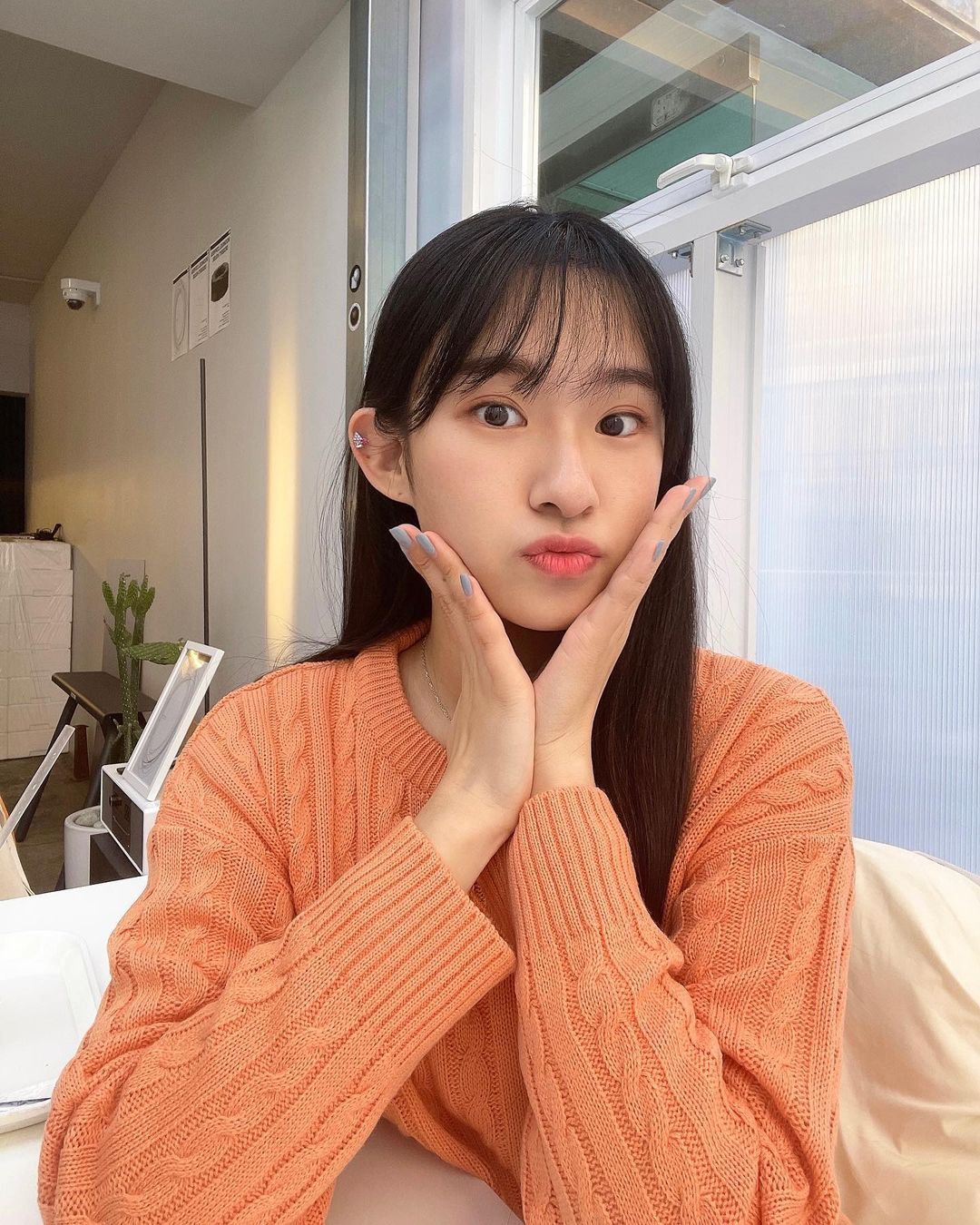 ᴴᴱᴱᴶᴵᴺ ᩚ on Instagram: “#협찬 주황색 옷은 처음 도전인데 생각보다 너무 예뻐서 맘에 아주 들었담:) 유해세균, 미세먼지 제거 및 99.99% 살균하여 보내주셔서 받자마자 옷을 입고 나갈