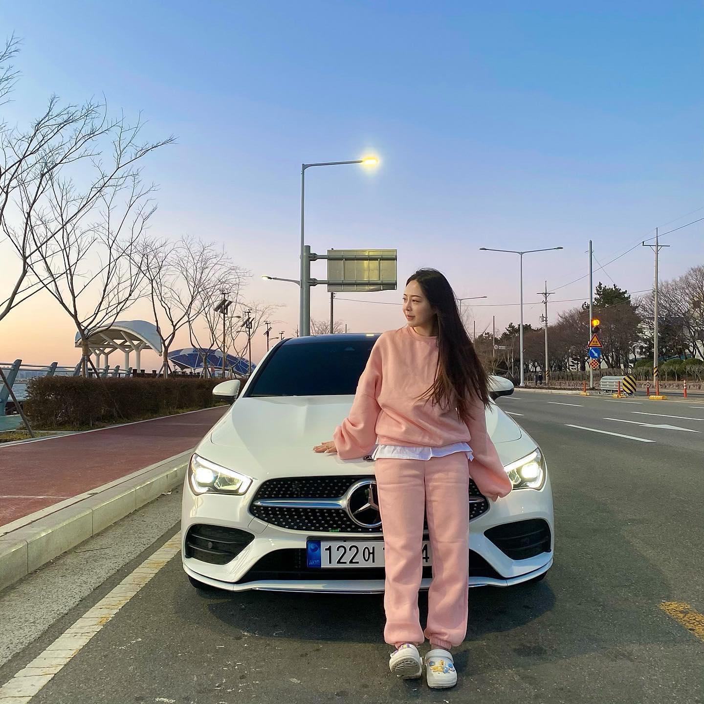 드디어 기다리고 기다리던 my쏘카 출고했습니다💗
차 언제나오냐했던 여러분,, 네 지금 나왔어요!!
작년 계약 걸었는데 인디오더때문에 늦게받을줄은 알았지만 이렇게 늦게받을줄 몰랐네요...ㅠㅠ 눈알빠질번했슴댜..
하지만 너무 예뻐서 기다린 보람이있음 ㅠㅠㅠ
예쁘다고 바로 내꺼다 계약한 사람 나. 예쁜게 최고지뭐ㅠㅠ!!
벤츠벤츠 하다가 진짜 벤츠 탑니다!! 
첫차니까 열심히 안전운전 해볼게요?
후진80하는 그날까지ㅋㅋㅋㅋ
나이제 어디든지 갈수있어!! 
#벤츠 #메르세데스벤츠 #mercedesbenz #첫차