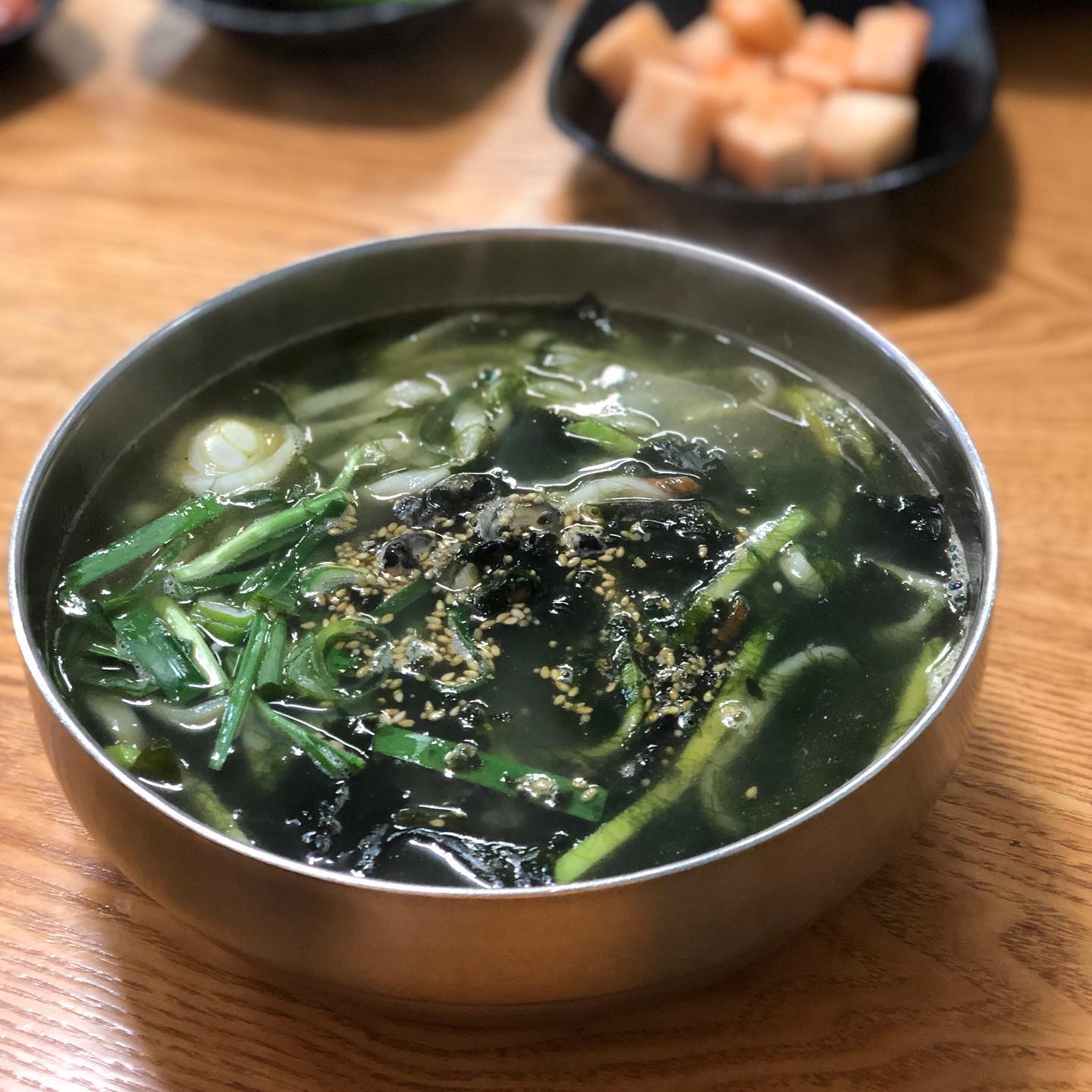 [제주💚] #정이가네

📍제주 서귀포시 신동로27번길 23
🏷 보말칼국수 8.0
🏷 소한마리국밥 9.0

제주에서 보말을 안먹고 갈순 없죠!ㅎㅎ
요긴 가격도 착하고 맛있는 집인데용!
보말칼국수와 🐮소한마리국밥이 대표메뉴에용~~ 
보말과 매생이를 넣고 끓인 칼국수는 
국물이 구수하고 맛있었구요😆💚 
소한마리국밥은 완죤 밥 두공기 
말고 싶을 정도로 맛있었어용 ㅎㅎ
손님도 바글바글하니 
역시 맛집인거 같더라구용~~ 🙌🏻