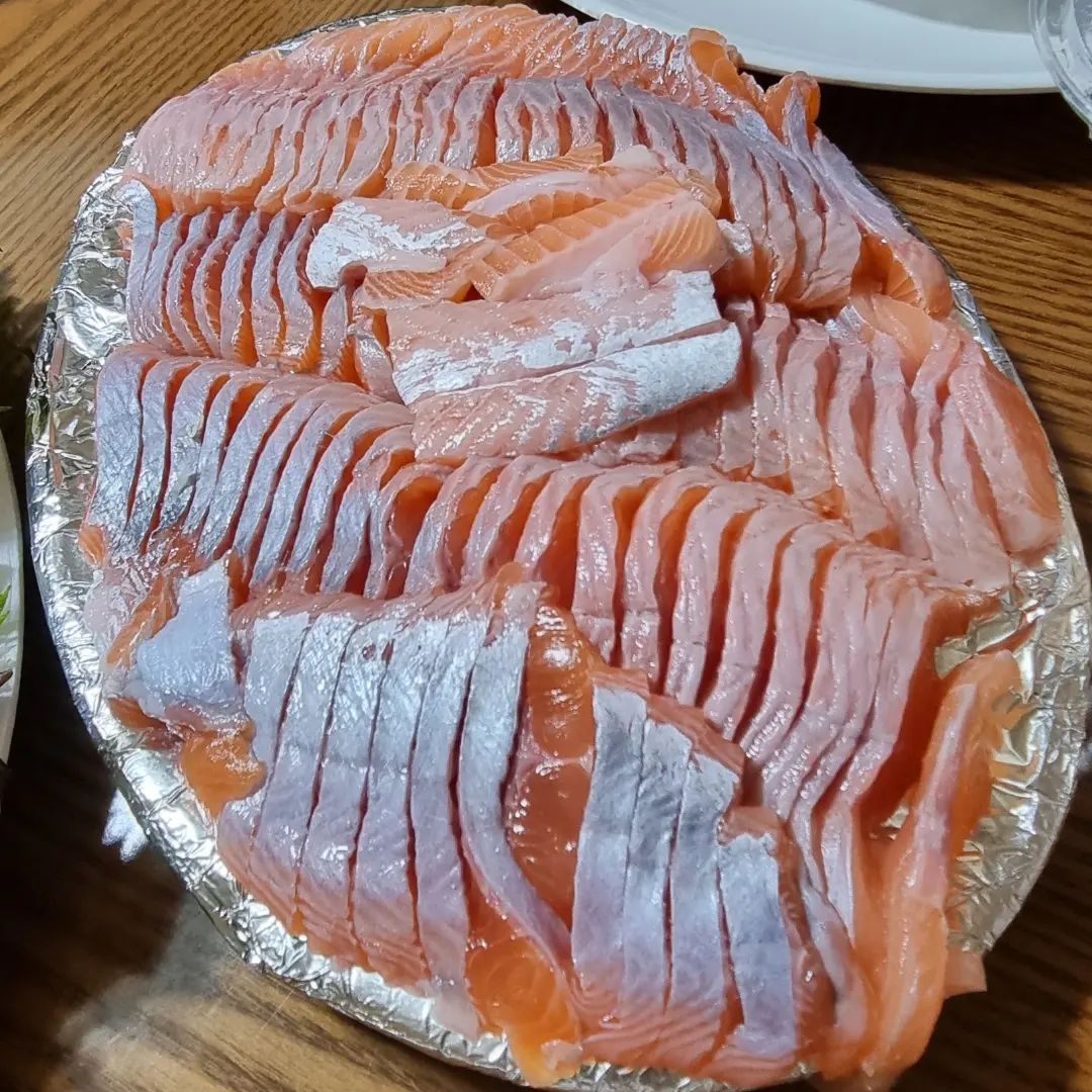 송어회~ 마늘,초장,와사비,콩가루에 야채와 송어회 가득넣고 참기름 한숟갈  팍 넣고 비벼비벼서 한입 아~~~~ㅋㅋㅋ
넘넘넘 맛있어요~~~ 바삭바삭 뼈튀김까지 
ㅋㅋㅋㅋㅋㅋㅋㅋ 체고👍🏻

#송어 #송어회 #회무침 #회 #문경  #문경맛집
#오르다 #orda #일상 #건강 #다이어트 #배달 #밀키트 #리뷰 #먹스타그램 #술스타그램  #쿡스타그램 #맛집 #전국맛집 #소주 #맥주 #혼술 #먹방 #먹팔 #맞팔 #좋아요테러 #koreanfood #kimchi #spicyfood
