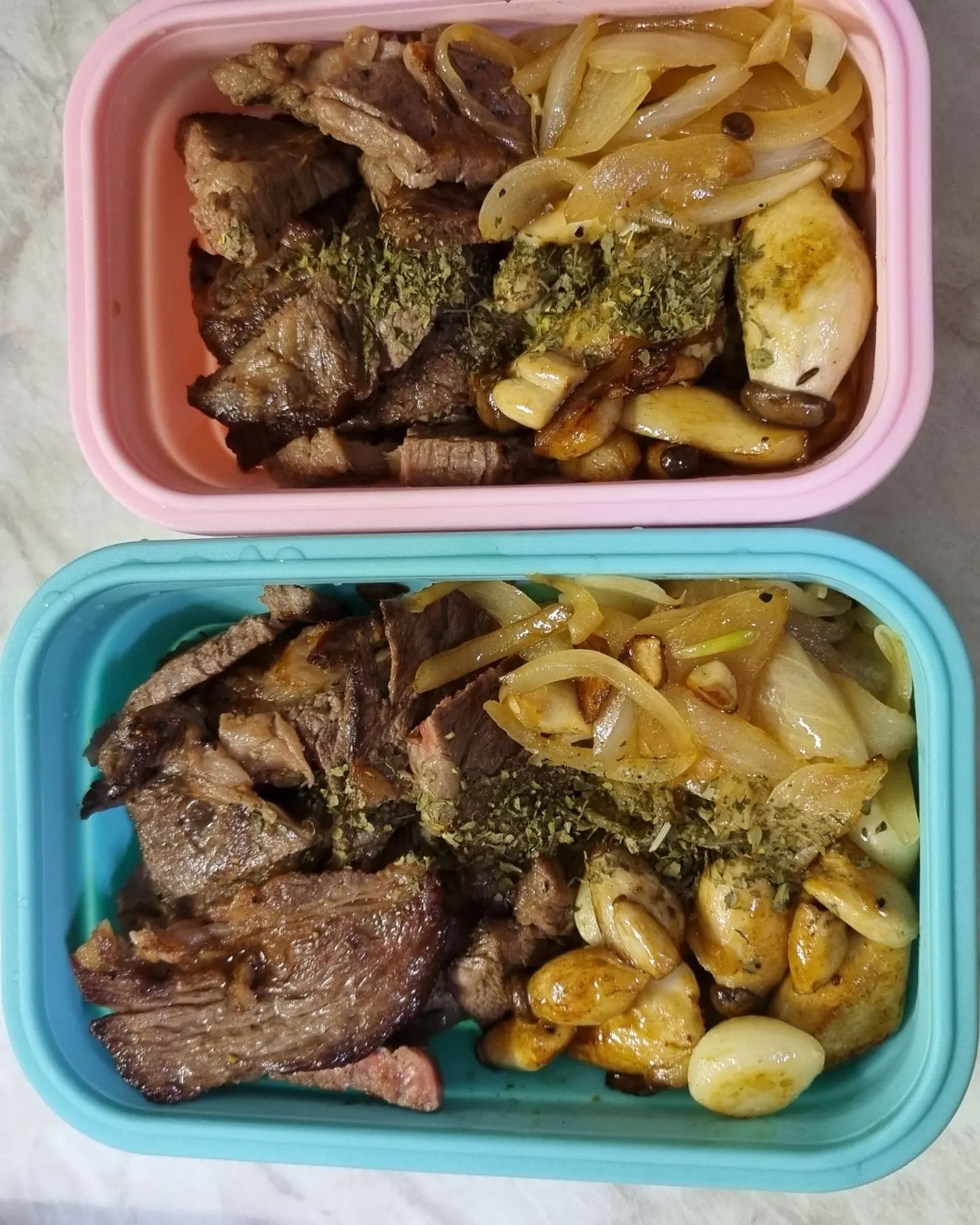 오늘 점심은 
스테이크&계란볶음밥 도시락🍱

밥양을 줄이고 단백질인 소고기와
야채볶음 위주로 챙긴
나름(?) 다이어트 도시락이에요😅

#먹스타그램 #맛스타그램 #다이어트식단 #다이어트음식추천 #다이어트도시락 #다이어트그램 #먹팔맞팔 #선팔맞팔 #먹팔소통 #소통해요