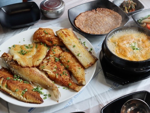 반찬도 깔끔 맛있는데 노릇노릇 비린내없는 생선구이면 밥 한공기는 그냥 뚝딱❗️ 이런 점심특선은 사랑입니다❤️
.
.
.
#창원남양동맛집 #창원남양동점심특선 #창원맛집 #창원생선구이 #창원생선구이맛집 #남양동아량 #창원맛집 #창원점심맛집 #창원점심특선 #맛스타그램 #먹스타그램 #아량