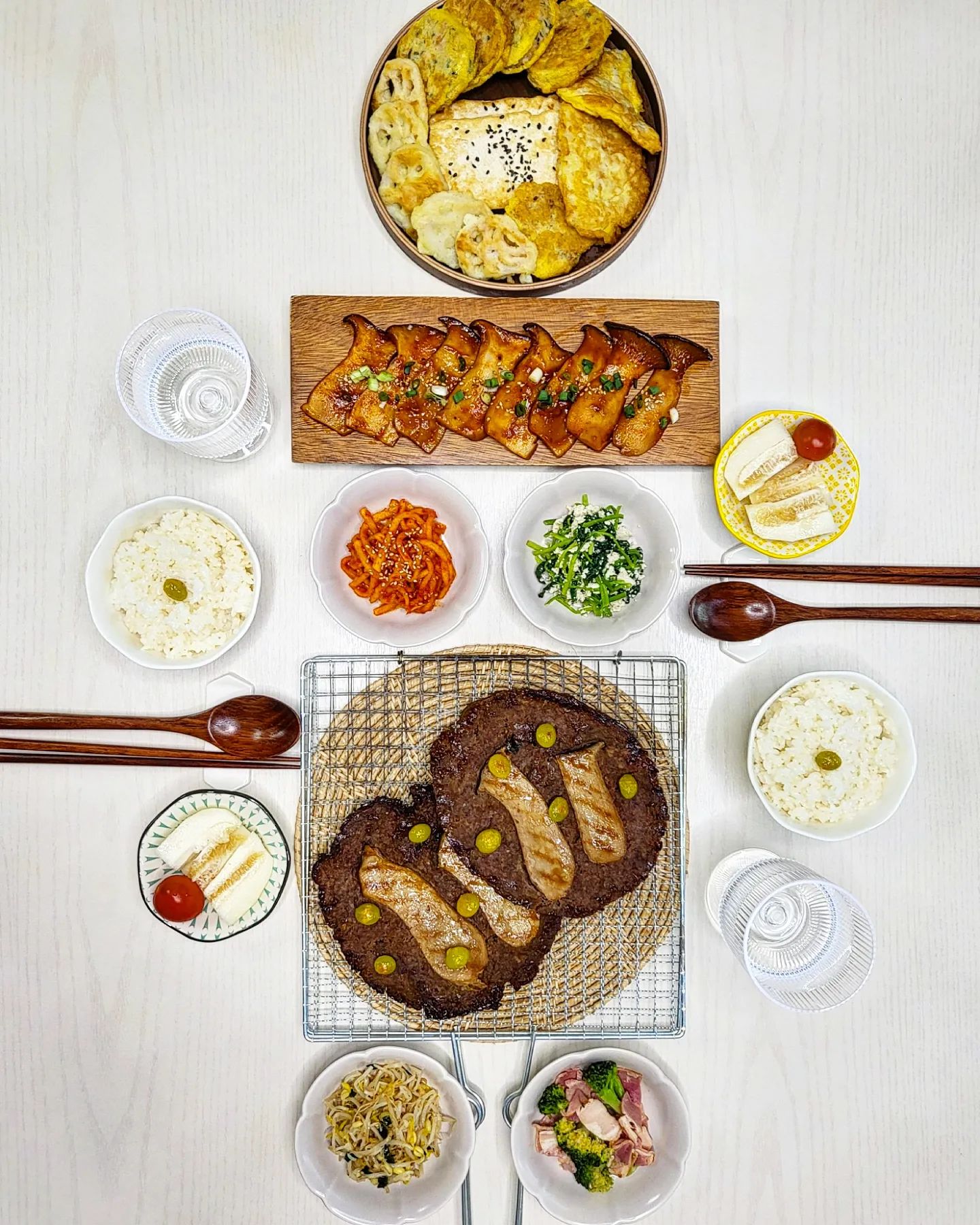 .
#오늘의식탁
오늘은 집에서 차려먹는 오랜만에 집밥이에요.
반찬도 안먹고 고~대로 ㅎㅎ
제가 일부러 그런건 아니구요 ! 
이상하게 계속 외식할일이 생겨서😅ㅋㅋㅋ
덕분에 편하게 몇일 보냈습니당☺️
.
.
어제 집에 제사가 있어서 
전 몇가지 챙겨온것도 식탁에 올리고
냉동실에서 잠자고 있던 
#언양식바싹불고기 를 꺼내서
같이 구우려고 새송이버섯을 준비했는데
고기랑 같이 들어있더라구요ㅋㅋ(편했지만 당황🤣)
이미 꺼내서 손질해논 버섯은
#새송이고추장구이 만들었어요😊
고추장에 진간장조금 후추만 뿌려서 양념했는데
신랑이 라면스프맛이 난다네요 맛있다는 거겠죠 ㅋㅋㅋ
오늘 하루도 이렇게 지나가네요.
내일은 내 사랑하는 친구 생일파뤼가 있어서
오랜만에 외출하려고해요.
두근두근 ㅎㅎ 
오늘하루도 고생하셨어요~🤗
.
.
.
#집밥#집밥스타그램#홈쿡#홈쿡스타그램#오늘의반찬#고기반찬#새송이버섯구이#바싹불고기#우리집식탁#저녁메뉴#저녁식사#청주맛집