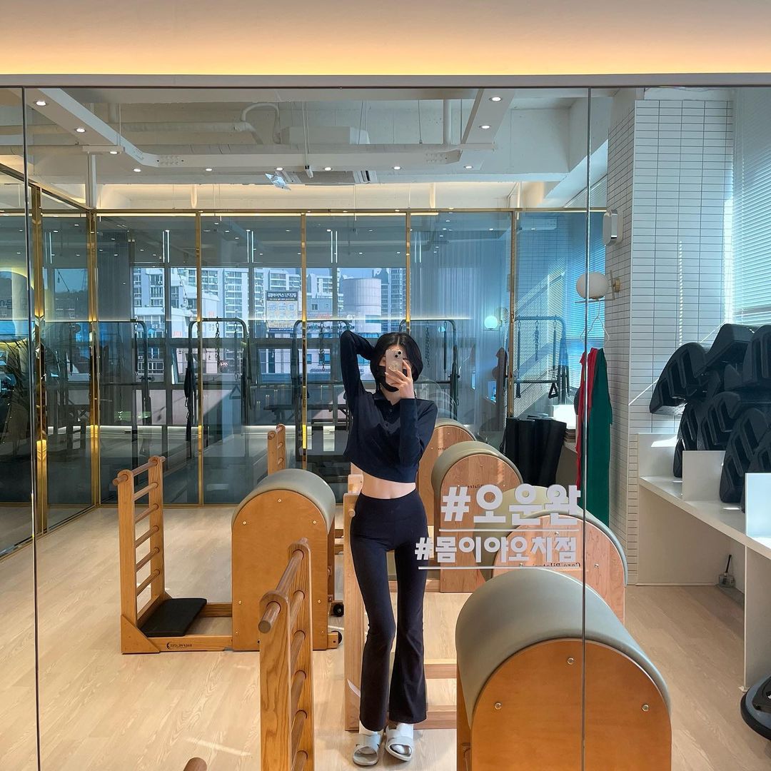 은진 (20) (@__eunkong__03) posted on Instagram: “#피부로인 #협찬 • • • 운동하고 마사지 필요한 곳에 바르면 되서 편한 제품! 스테인레스 마사지볼이여서 시원하다 향도 시원해서 좋당” • Mar 11