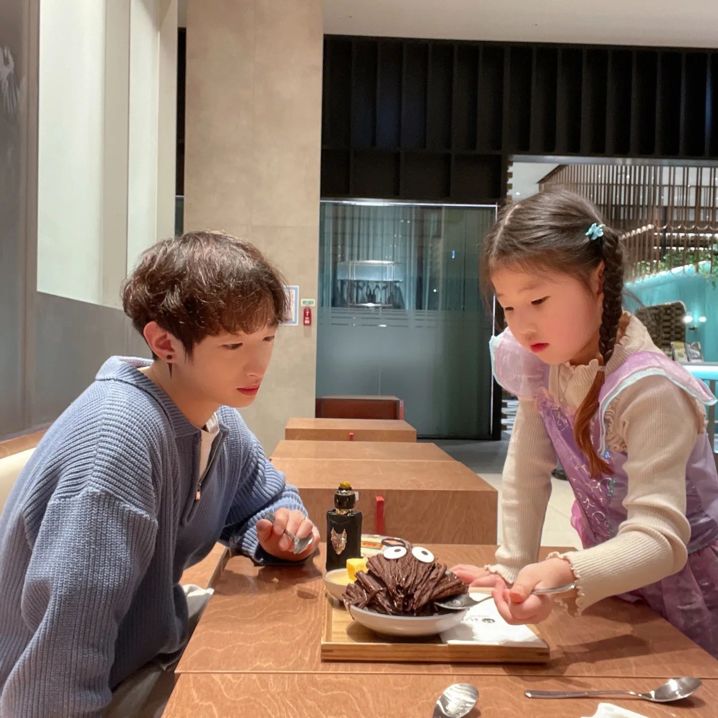 삼촌이랑 외할무니랑 데이투❤

친정집이랑 저희집 모두 코로나 걸려서
거의 한 달 가까이 못봤는데 오랜만에
엄마 쉬는날 가서 놀다 왔어요💗

같이 맛난것도 먹고 쇼핑도 하고
당충전도 제대로 하고 왔숨다😆😆
오빠랑 저랑 엄마 옷 사드리고,
엄마는 따니옷을 사주시고....!
기분좋게 선물 배틀 뜨고 왔네요😂
무튼 힐링 제대로 하고 왔으니 담주부턴 열일을.....😳

#힐링타임 #친정나들이