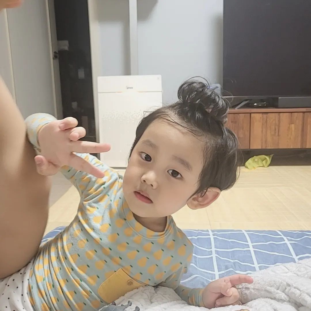 도대체 애기들은 피부가 왜이루케 좋은거..
맨날 볼따구 조물딱거려도 또 만지고 싶어..😍