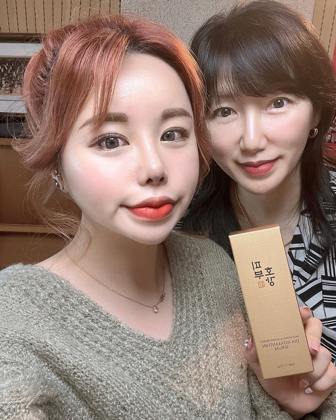 예지 on Instagram: “#협찬 #피부호강 #다이아아스타잔틴세럼 으로 예쁜 울엄마 #피부호강 시켜주기🎉💓 금가루가 아닌 다이아몬드가루가 들어가 더욱더 고급스러운 느낌에, 발라보니 쫀쫀
