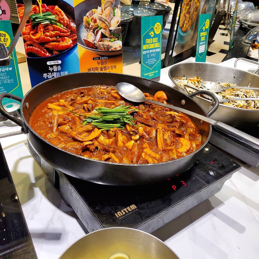 쩝쩝박사 on Instagram: “🦐 오빠 휴가 마지막 날에 이번엔 새하 데리고 애슐리를 도전했다.... 떡뻥 줘가며 정신없이 먹긴 했지만ㅠㅠ 절반은 성공이었다고 생각할래.. 갑각류 러버인 울 오빠