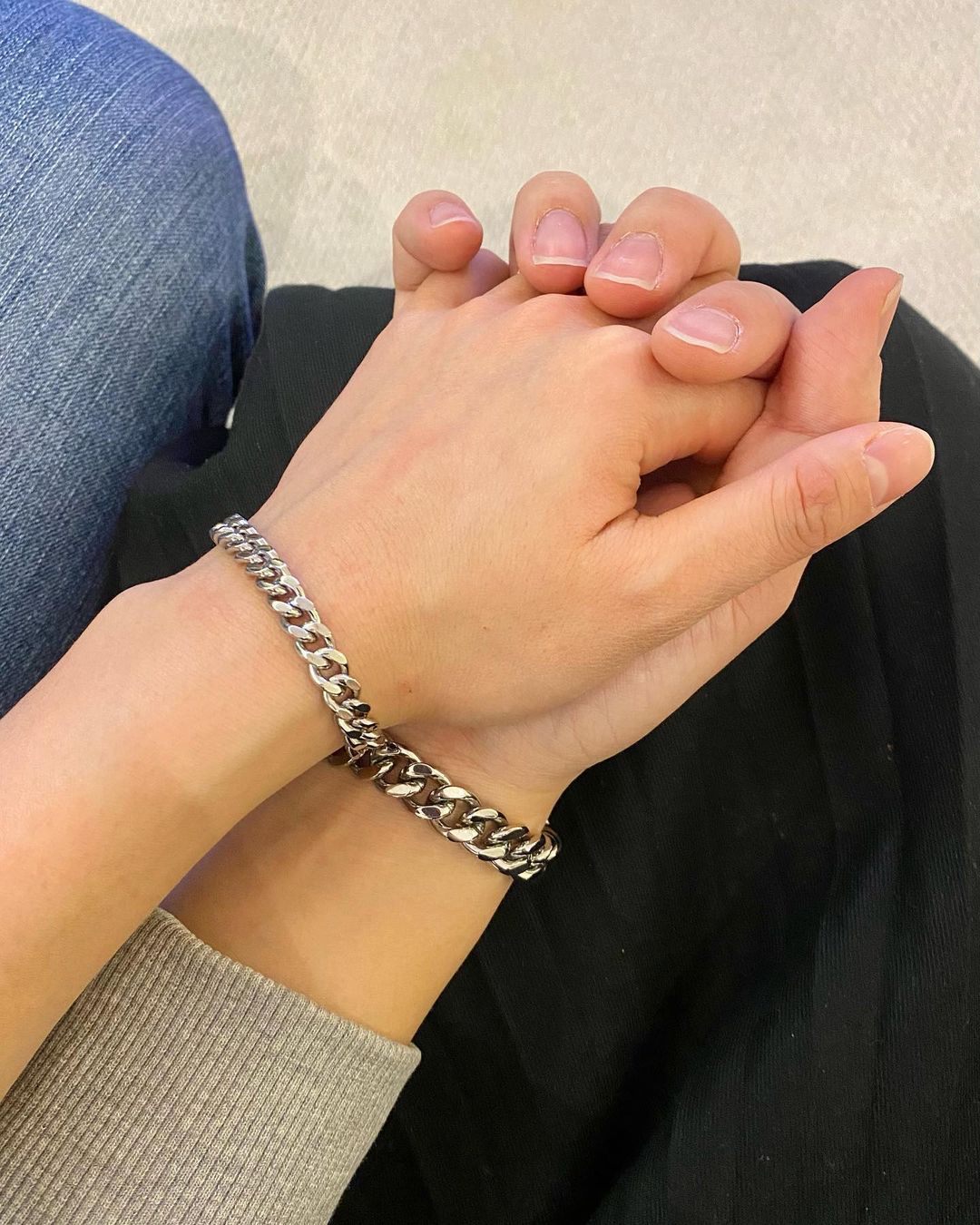 mira on Instagram: “#협찬 🏷데일리 유니크, 써지클 더블체인커플팔찌🤍 볼드체인이라 너무 이쁜 디자인인데다 써지컬스틸 재질이라 인체에 무해하고 물이나 땀에 변색이 드물어 오래착용이
