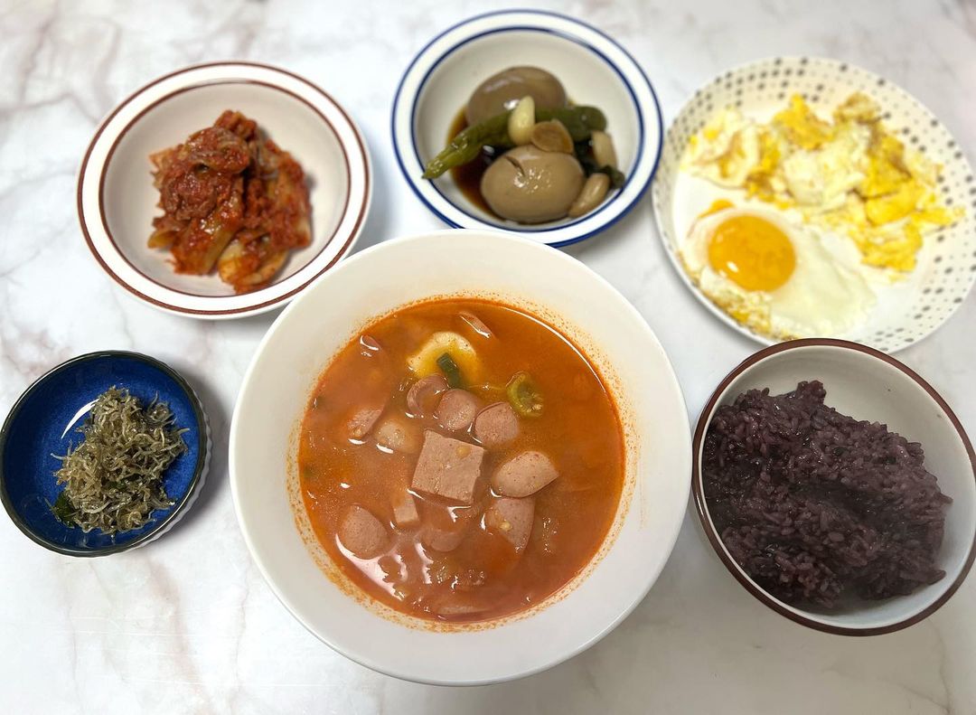 민트만트❤️ on Instagram: “#협찬 한 봉지 뚝딱 넣고 끓이기만하면 완성되는 구수하고 단백,감칠맛까지 훌륭한 통큰 부대찌개 먹어보았어요~🍲🍲 아낌 없이 담은 통큰‼️‼