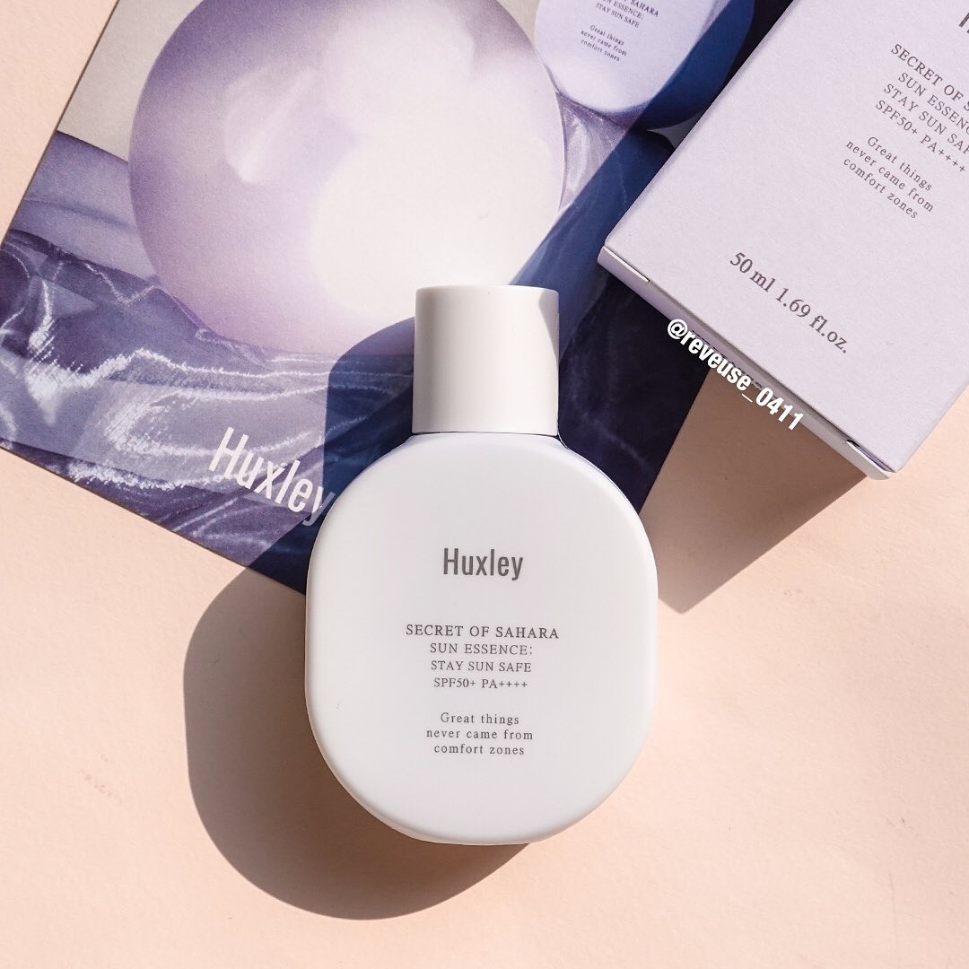 #제품제공
⠀
헉슬리 선 에센스 스테이 선 세이프
SPF 50+ PA+++
⠀
•수분감이 높아 촉촉하고 부드러운 발림성
•선인장 세라마이드 성분이 함유되어 24시간 피부 보습을 지켜준대요
•24시간 보습 지속력 임상 테스트와 자외선 차단지수 임상 테스트 완료
•백탁없는 유기자차라서 외출해서 덧바르기도 좋고
•자외선 차단지수 , 주름개선 , 미백 기능성까지 갖춘 3중 기능성
•눈시림을 유발할 수 있는 성분은 모두 OUT! PEG FREE 성분이라 민감한 피부도 순하게 사용할 수 있어요
⠀
⠀
먼저 사용하는 내내 모두 잘 알고계시는 헉슬리 시그니처 향기가 솔솔 힐링하는 기분이었고요?
왜 이름이 선 에센스 인가 했는데 진심 에센스라고 할 수 있을 정도로 촉촉하고 부드럽게 발리고 눈시림, 백탁현상도 없어서 넘나 좋은것
마치 에센스 바른 것 처럼 끈적임 없이 가볍지만 풍부한 수분감으로 보습해주는 느낌이었는데 자외선 차단까지 해준다니 완전 만족했어요!
⠀
⠀
솔직히 패키지도 심플하니 예쁘고 휴대하기 딱 좋은 사이즈라 완전 꿀템인듯
올해 자외선차단제 뭘 써볼까 고민하고 계신 분들께 좋은 선택이 될 것 같아요
⠀
⠀
⠀
#제품제공 #파룸체험단 #헉슬리 #선에센스 #스테이선세이프 #선케어 #선베이스 #고수분선크림 #자외선차단제 #저자극선에센스 #huxley #Sun_Essence
