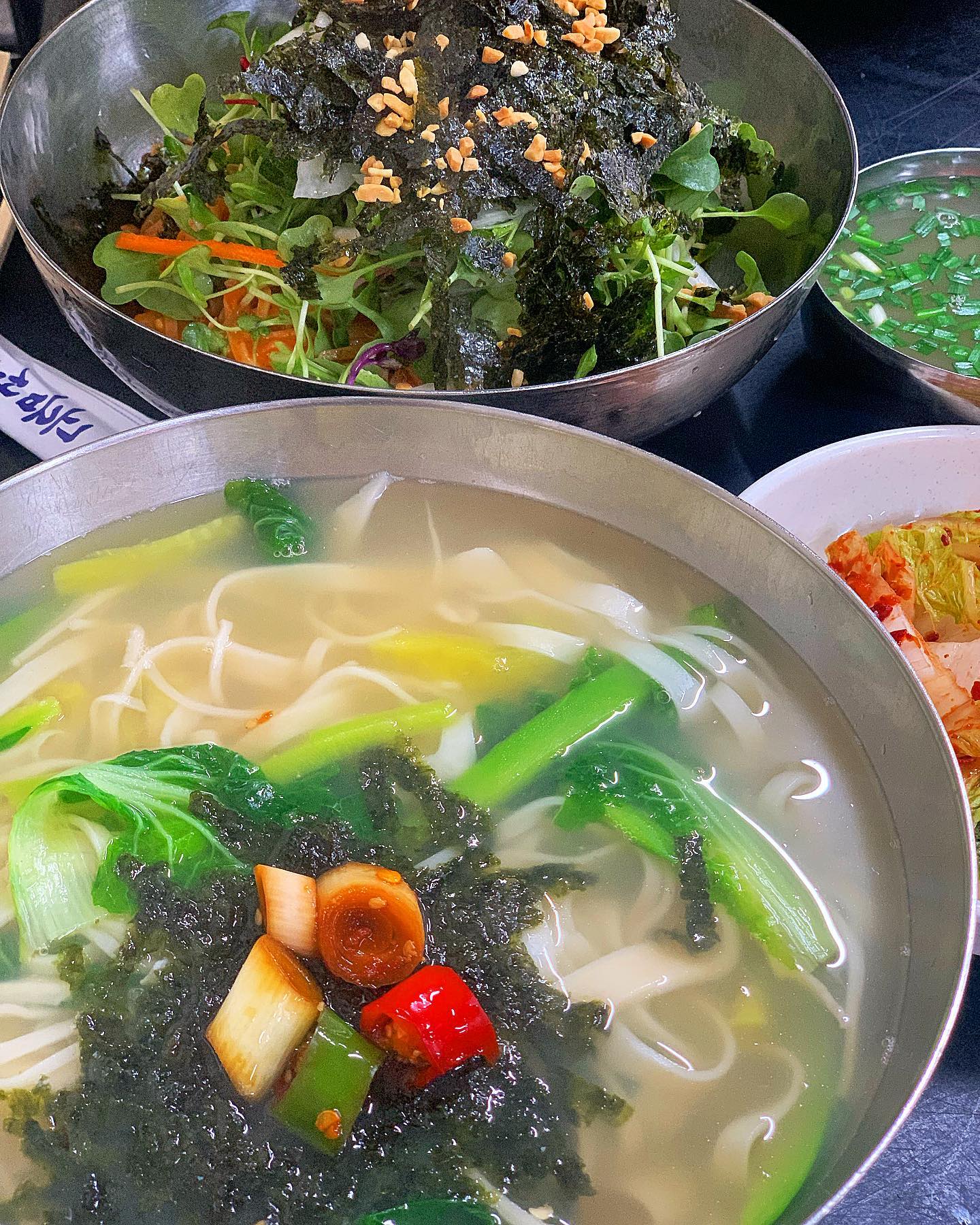 대구에서 먹는 인생칼국수 <약전골목 원조국수>🍜

대구에서 칼국수!!하면 무조건 여기😊🙌🏻

유명한 건 알고 있었지만 먹어본 적은 없었는데
한입 먹자마자... 감동...💖
어릴 때 먹던 칼국수 맛이 그대로 나서 너무 좋았던 곳👍🏻

✔️ 칼국수 7.0 비빔칼국수 7.0

칼국수, 비빔칼국수를 주문했는데 면발부터 국물까지
뜨끈하니 정말 너무 맛났다🥰
새콤달콤한 비빔칼국수도 진짜 별미!!💓
칼국수집은 김치까지 맛있어야 진짜 맛집인데
여긴 역시 김치도 맛남..✌🏻

인생칼국수라고 해도 손색없는 곳!
식사 시간엔 웨이팅이 있는 편이니 식사 시간대를
살짝 피해가는 것도 괜찮을 것 같다😊🧡

✔️대구 중구 약령길 34-20
✔️매일 11:30-17:00(L.O) / 매주 일요일 휴무