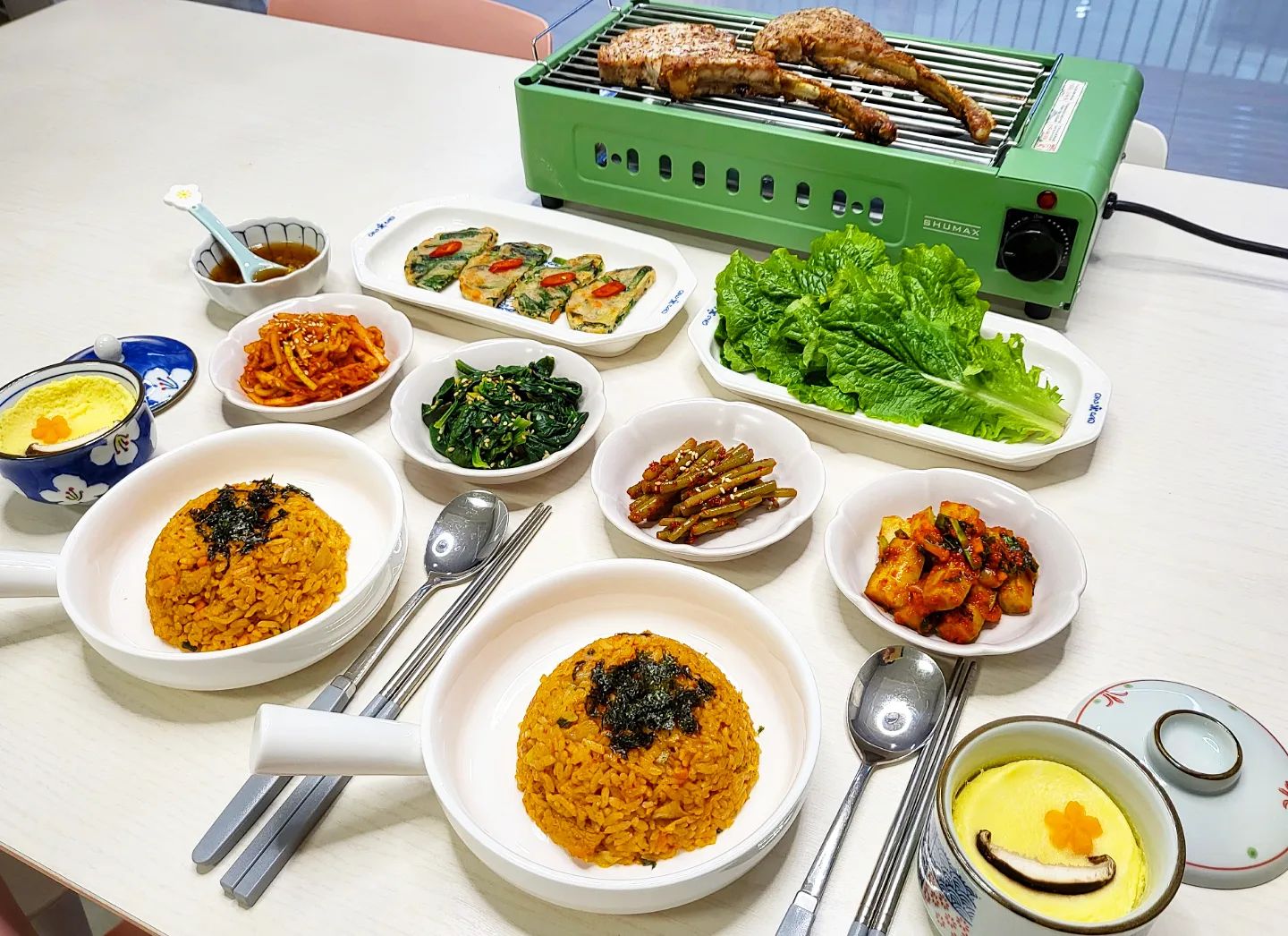 .
#오늘의식탁
집앞마트에서 #돈마호크 가 세일을 하더라구요 
저렴하길래 네팩이나 사왔답니당☺️
미리 허브솔트뿌리고 밑간 해둔 고기를
예열한 오븐에서 210도에 15분 익혀줬어요
익히는 동안 밥도 볶고 처음으로 
#차왕무시 만들어보겠다고 준비했는데
불을 세게했더니 계란이 부풀어 올랐어요ㅋㅋ
처음이니까 그럴수있어~!!
다음에 다시 도전해보려구요 🙂
오븐에서 익힌 고기는 그릴위에서 다시한번 
따뜻하게 구워가며 맛있게 먹었습니다
이른 저녁이니까 편하게 먹고 
후식까지 챙겨먹었어요
비가와서 그런가 술이 땡기는 날이에요😅
이번주도 모두 화이팅해요❣️
.
.
.
#집밥#집밥스타그램#홈쿡#홈쿡스타그램#우리집식탁#고기반찬#저녁#저녁메뉴#요리하기#볶음밥 에 #김가루는필수#계란찜