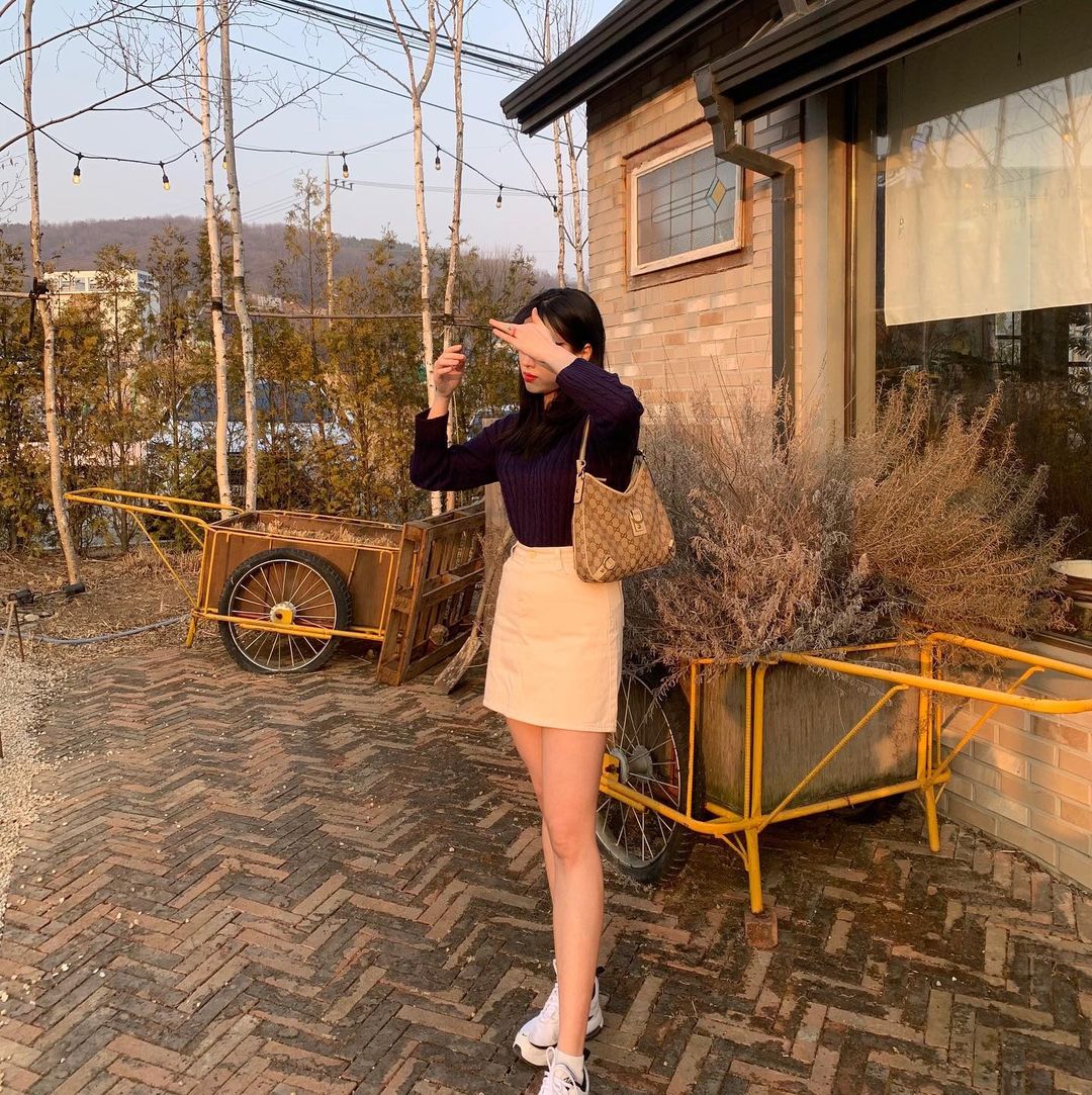 채원 on Instagram: “요즘 날씨 좋아서 외투 안입고 니트만 입고 나가기 좋다👼🏻 . 협찬이지만 며칠간 입어보고 작성하는 후기입니다🐰 내가 좋아하는 남색에 부담스럽지 않은 패턴