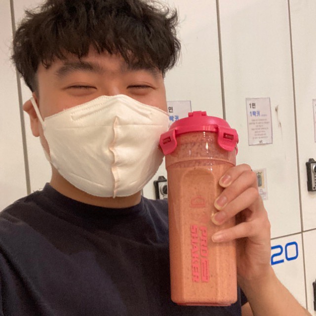 좋아서 하는 철봉’s Instagram post: “#협찬 제가 이번에 락앤락 프로쉐이커 트라이탄 690ml 를 협찬 받아 사용하게 되었는데요!! 마침 보충제를 타먹을 쉐이커를 알아보고 있었는데 협찬 너무