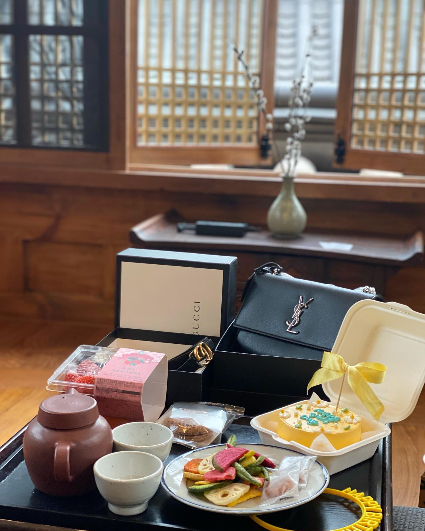 퇴원후 한옥호텔에서 힐링, 껌딱지와 생일 축하해주신 모든 분들께 감사의 인사드립니다🙏
1년만에 협찬아닌 일상 피드..❣️갑작스레 입원으로 일정 다 취소되었지만 연락이 많이와서 감동:) 💙