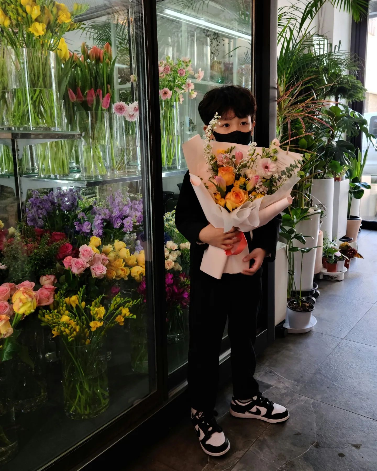 꽃을 든 워니💐 

특별한날

누구 선물 사주자고하면
항상 꽃 사주자고 얘기하는
스윗한 내남자🥰

이대로만 자라쥬.. 💕 

#오늘아님
#이날은 
#공부방마지막날
#선생님께드릴꽃다발들고총총
#잘지내고계시죠🥲 asobi__cheongna1