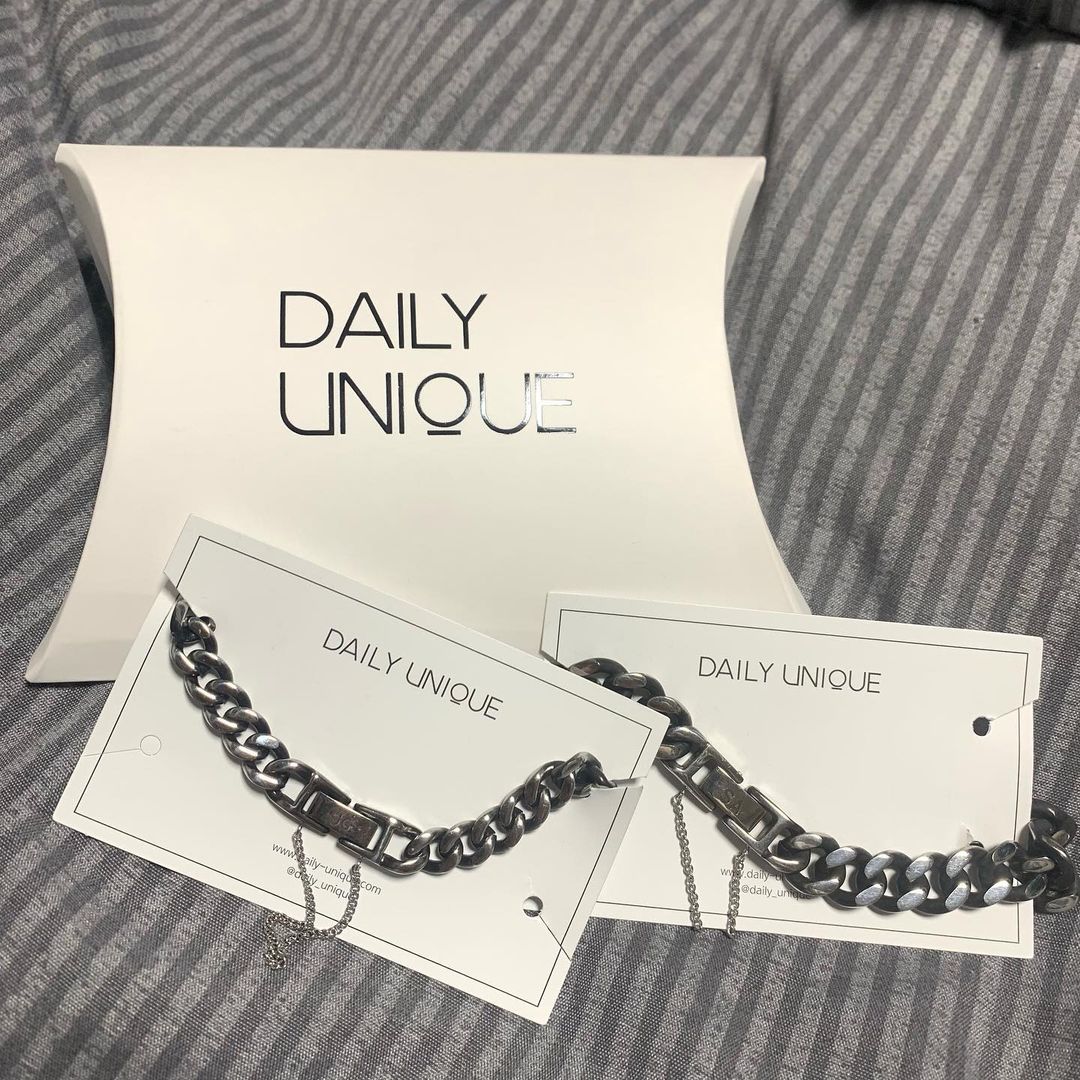 승아 on Instagram: “손목약한 나에겐 완벽한 팔찌👍🏻 가볍고 변색도 없는 데일리 커플템 하나더 하기🤍 서로 팔목에 이니셜두 귀엽게 넣고 다음엔 목걸이도 하나 하자🤍 알러지 반