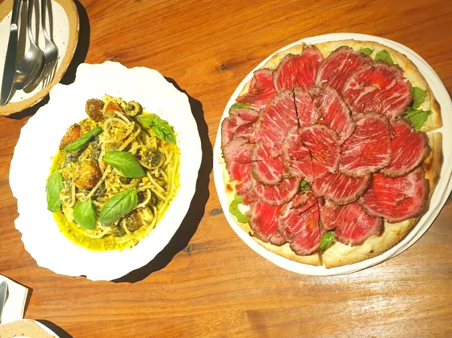 #센시티브서울

#한강진역맛집 푸딘코 어플을 참고해서
방문한곳!
살치살 올라간 피자가 유명하다.

한정판매 바질페스토2.1
비프카르파티오 2.4

생각보다 양이 작다.
둘이서 조금 부족함..ㅎㅎ
살치살 올라간 피자는 특별하고 첨 먹어본맛
바질페스토는 바질들어간것은 다 맛있음 좋다 
재방문의사는 없다.
하지만 분위기도 좋고 한번쯤 가기좋아요☺