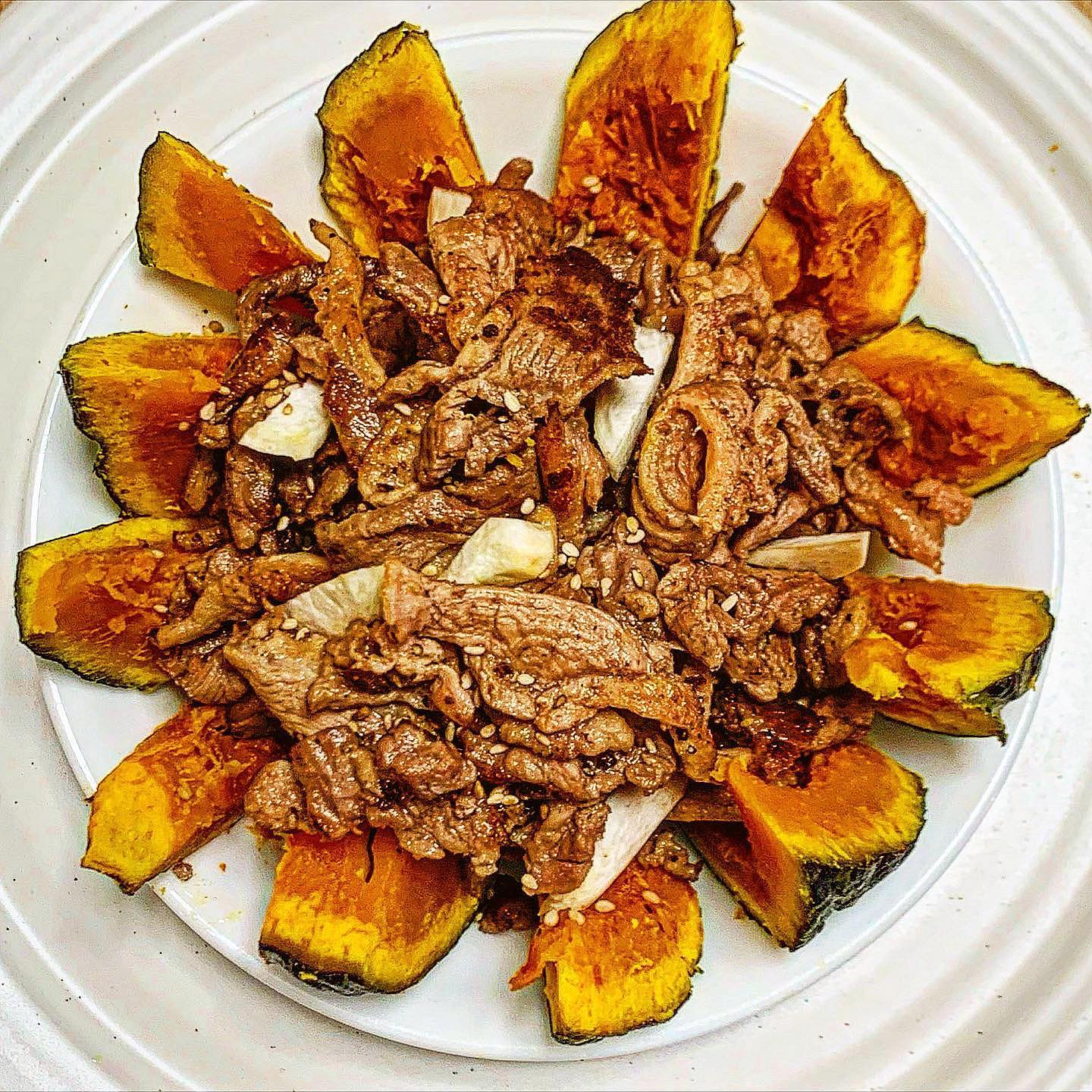 •오리고기&단호박•조합=환상@@ 
>>> #토향 오리고기는 아무도 못 이겨,,,,;;; [찐 맛집 추천🌟]

-)냄새 안 나는 오리고기 찾고 있다면...여기.......냄새라곤 1도 느낄 수 없는*
>> 얼리지 않은 생오리+1등급 무항생제라서 그런듯💃🏻🗣

밥 반찬이나 술안주로 기똥찬 메뉴 = 양념 오리불고기----///
{양념이 기본적으로 넘 맛있어서 부드럽고 꼬숩한 고기랑 조합100;;}
오리 소금구이는 오리고기 본연의 담백한 맛이 잘 느껴지는ㅜㅡㅜ
***둘 중에 하나만 고르라고 하면 못 고름~> 2개 세트로 먹을뤠,,,,,,,,,,,,

!!!!!!일단 오리고기는 "단호박" 무조건 준비해둬야 함!!!!!! 안 먹어 본 사람들은 모르는 이 맛....(^○^)
달달한 단호박+오리고기의 기름기와 꼬소함, 양념맛이 만나니 끊임없이 들어가는@

••오리고기 좋아하면 -토향- 메모 각;;;; (최애 오리고기집)••

▫️토향 (오리소금구이,양념오리불고기)
▫️https://m.smartstore.naver.com/toyang
▫️경남 김해시 김해대로2529번길 60

#둥둥_오리고기 #둥둥_김해