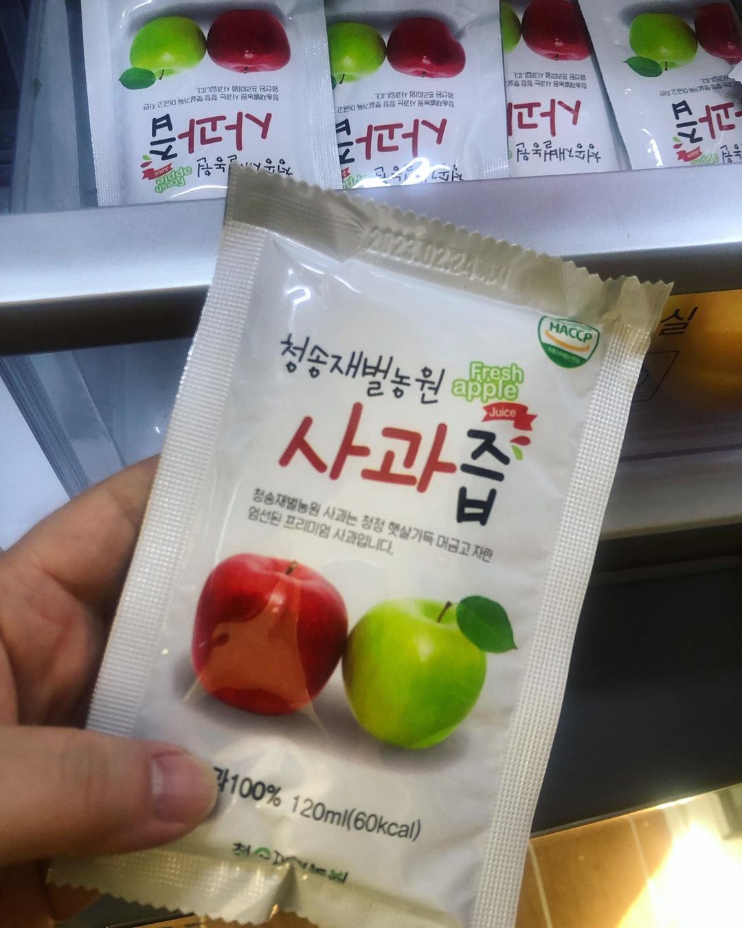 지명언니_의리언니 on Instagram: “🍎🍏🧃 사과가 맛있는 @apple.3656 이벤트당첨 이미 먹고있던 사과즙, 좋아하는 사과즙 보내주셔서 감사합니당 한박스 냉장고 가득, 든든 요즘