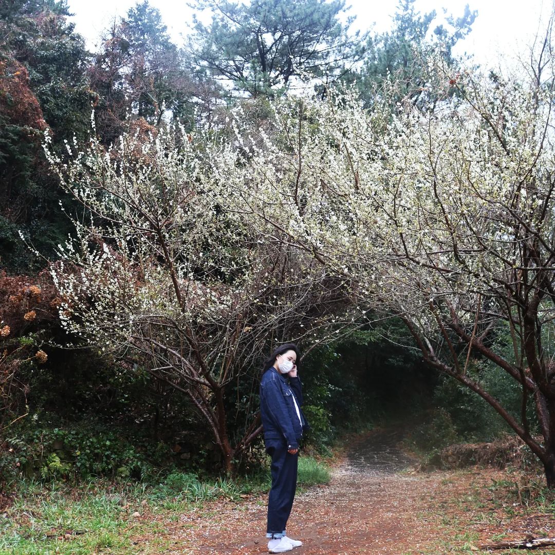 채현지 on Instagram: “보라는 동백꽃은 안보이고 1시간 반동안 든든했던 리재히랑 섬산책⛰ #동백섬 #거제도여행 #지심도”