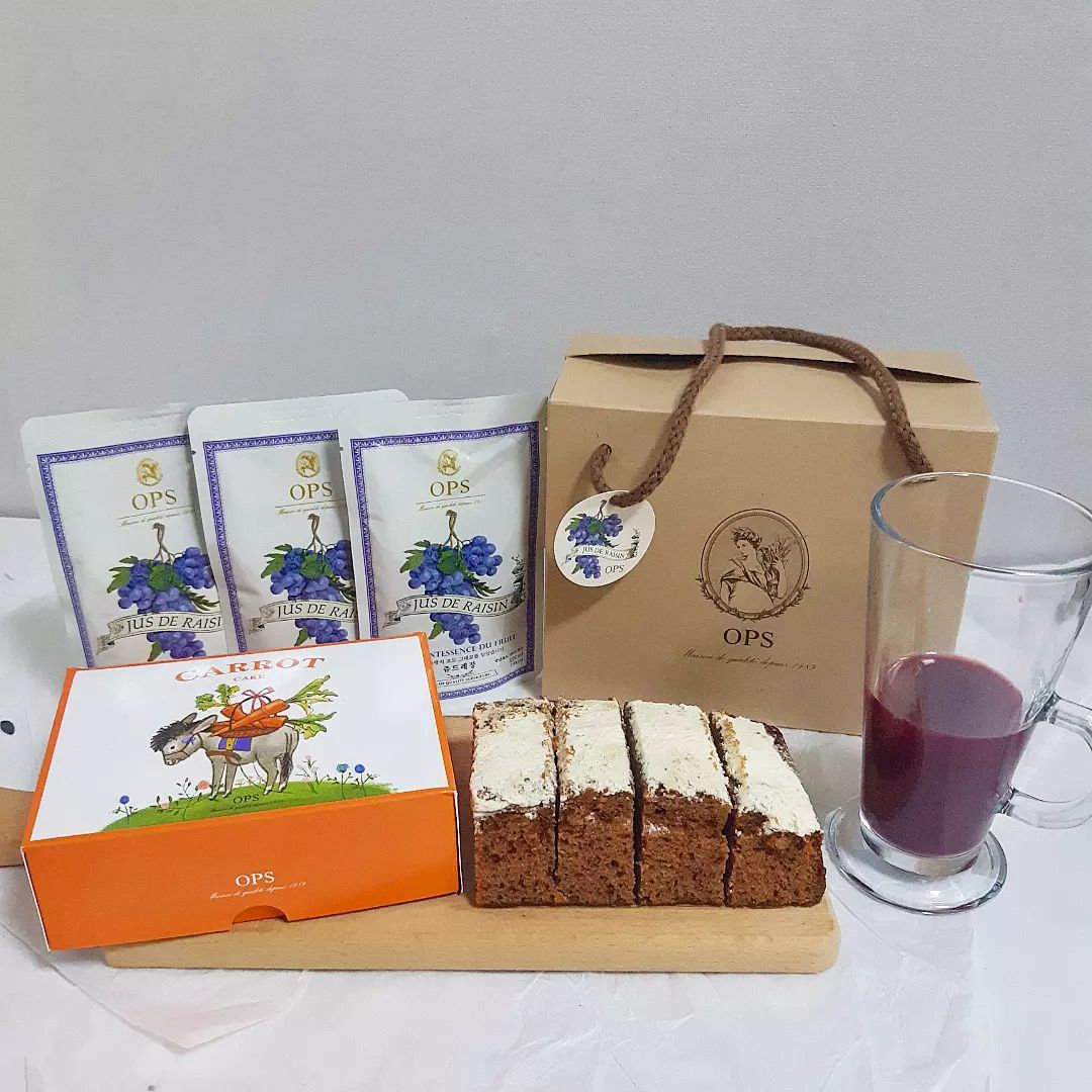 #협찬 옵스 🥕당근케익 & 🍇쥬드레장
.
.
옵스에서 저번에 쿠키먹어봤었는데 
진짜 맛있었어요!!
이번에는 디저트로 먹으면 정말 맛있는 당근케이크와 쥬드레장을 먹어보았습니다!!

🥕당근케익에는 국내산 당근이 콕콕 박혀있고 시나몬향 가득~
부드러운 하얀 크림이 발라져있어 달달하고 맛있어용 ㅎㅎ
그리고 케익상자도 당나귀라
 너무 귀여워여 >_<

🍇쥬드레장은 상주 팔음산 고랭지 포도를 100% 저온착즙한 포도과즙입니당!!!
아무것도 넣지않은 원액이라 그런지 향도 좋고 맛도 엄청 진하고 맛있어요ㅎㅎ 고급스러운 와인느낌~
쥬드레장은 선물포장박스에 담겨있어 고급스럽게 선물하기에 좋답니다!!

당근케익이랑 쥬드레장 같이 먹으니 꿀조합!!

옵스는 맛있는 빵과 디저트 등을 택배로도 받아보실 수 있으니 꼭 드셔보세용~~

#당근케익 #신제품출시 #옵스택배 #옵스쇼핑몰 #옵스당근케익 #쥬드레장 #옵스쥬드레장 #옵스포도즙 #선물 #선물추천 #디저트 #옵스 #ops #옵스빵집 #옵스쇼핑몰 #회사간식 #티타임 #단체주문 #간식 #부산맛집 #부산빵집 #디저트맛집 #유치원간식 #포도쥬스 #당근케이크 #포도주스 #주스 #쥬스 #케이크 #CAKE