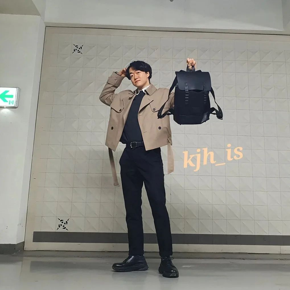 Jun on Instagram: “회사 및 학교에서 사용할 모던한 가방으로 딱!!! #협찬 #제품제공 북유럽 감성으로 미니멀리즘/모던한 스타일을 담은 가방 저와 같이 미니멀을 좋아하는 사람에게는 너무 안