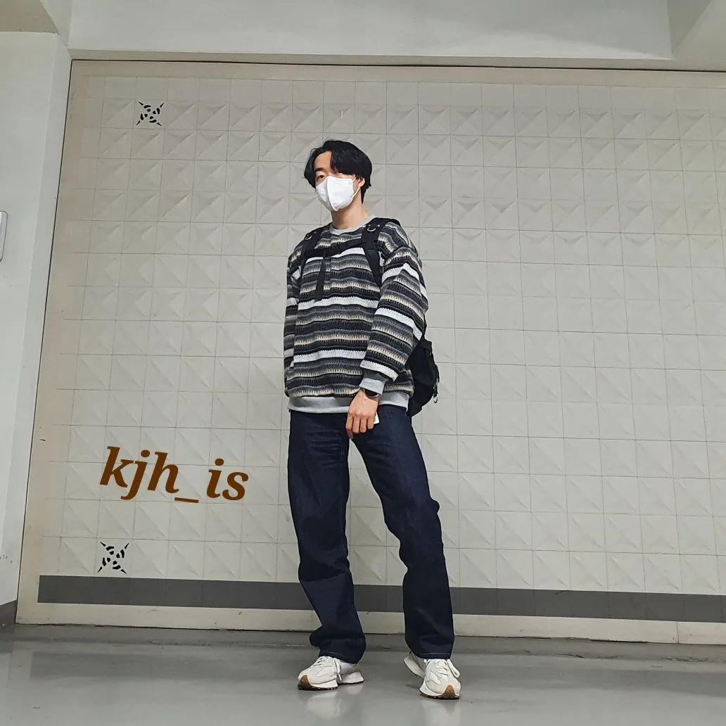 Jun’s Instagram profile post: “사전투표 완료 03.04(금) ~ 03.05(토) 준비물: 1. 민증 2. 마스크 아침에.운동하고 투표하려 했는데 신분증 놓고와서 그냥 운동만 했네요. ㅠㅠ 오후에 카페에 가는겸 신
