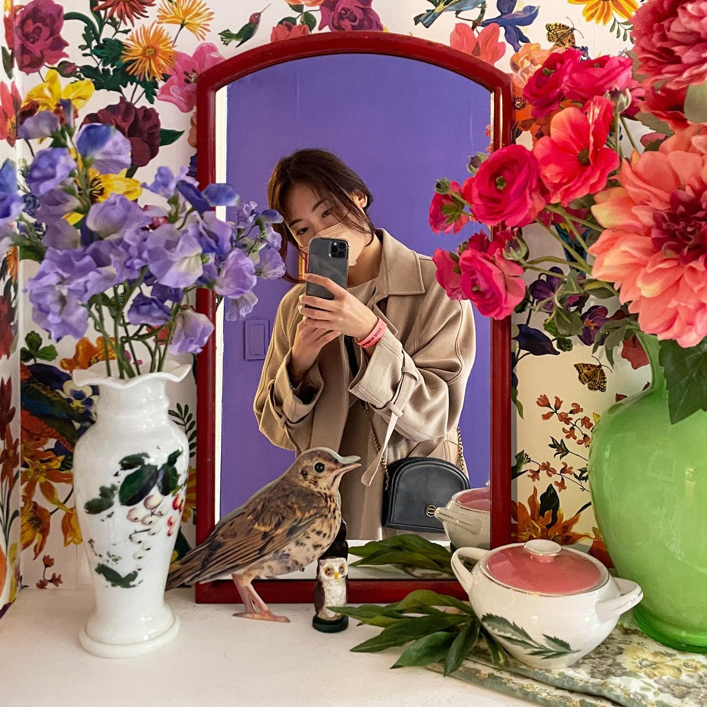 #메종투메종 #전시회추천 

팬데믹 시대, 32개의 특별한 룸

maisonkorea 에서 주최하는 
라이프스타일 전시

📍22.03.19 - 22.04.21
📍강남구 강남대로 162길 27

미리 예약 필수❗️
✅입장시간 11시, 13시, 15시, 17시
✅₩20,000

챕터원, 카인드스페이스, 이스턴에디션, 해스텐스 등 국내외 디자이너/리빙브랜드들이 각자의 정체성을 담은 방을 볼 수 있어요✨

철거를 앞둔 낡은 다세대 주택 빌라를 32개의 개성 넘치는 방으로 꾸며, 새로운 콘텐츠로 가득한 신선한 공간으로 보여주고 있어요.

옛 주택의 구조가 그대로 남아있어 방마다 화장실을 어떻게 꾸몄는지 보는 것도 소소한 즐거움 이에요!

그리고, 옥상에서 타르틴 베이커리&커피 한잔과 함께 #hay 체어에 앉아 한가로운 시간을 보낼 수도 있어요💕

4월까지, 신사동에 들르면 꼭 들러야 할 곳💕😆