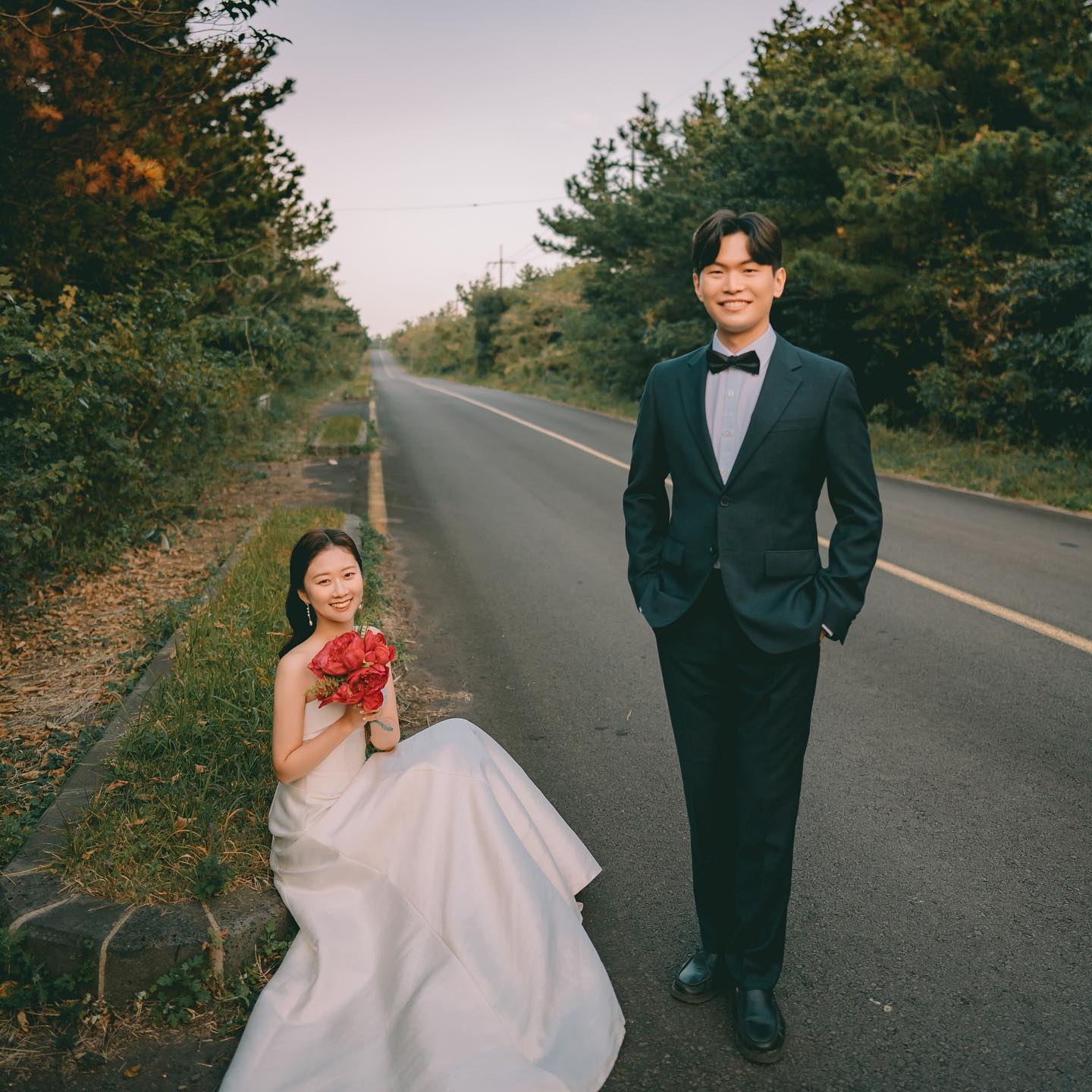 💍

4. 2. 12:00 남산예술원에서
권예슬&김승채 결혼합니다.
 
 
 
우여곡절 끝에 만들어진 청첩장을 가지고 한 분 한 분 연락 드리려다 
이러다 결혼식 전날까지도 다 못하겠다 싶어 공개 초대합니다😭
청첩장이고 뭐고 결혼소식 전하지 못한 사람들만 한가득,,,
이거 여러분께 드리는 청첩장이에요ㅠㅜ
절 용서해주세요…
청첩장 못 받아서 서운하시다구요? 못 오시겠다구요?
죄송해요… 받은 사람이 몇 분 안 되실 거예요
모바일청첩장조차도
연락 못 드린 사람만 수두룩하거든요🥲
전 먼저 연락드리지 못한 제가 더 답답해요😭😭
초대하기 싫은 거 아니고 깜빡한 거 아니고 정신차릴 시간이 없어서 그래요 또 용기가 안 나서 그래요
이 글 봐 주신 당신은 초대받으신 거예요💗
와주시면 꼭 기억하고
이후에 계신 곳으로 차근차근 찾아가겠습니다🙇🏻‍♀️
그럼에도 불구하고 열심히 한 분 한 분 연락 드려보려 노력할게요💕 
4월 2일, 행복한 모습으로 만나요🙌🏻