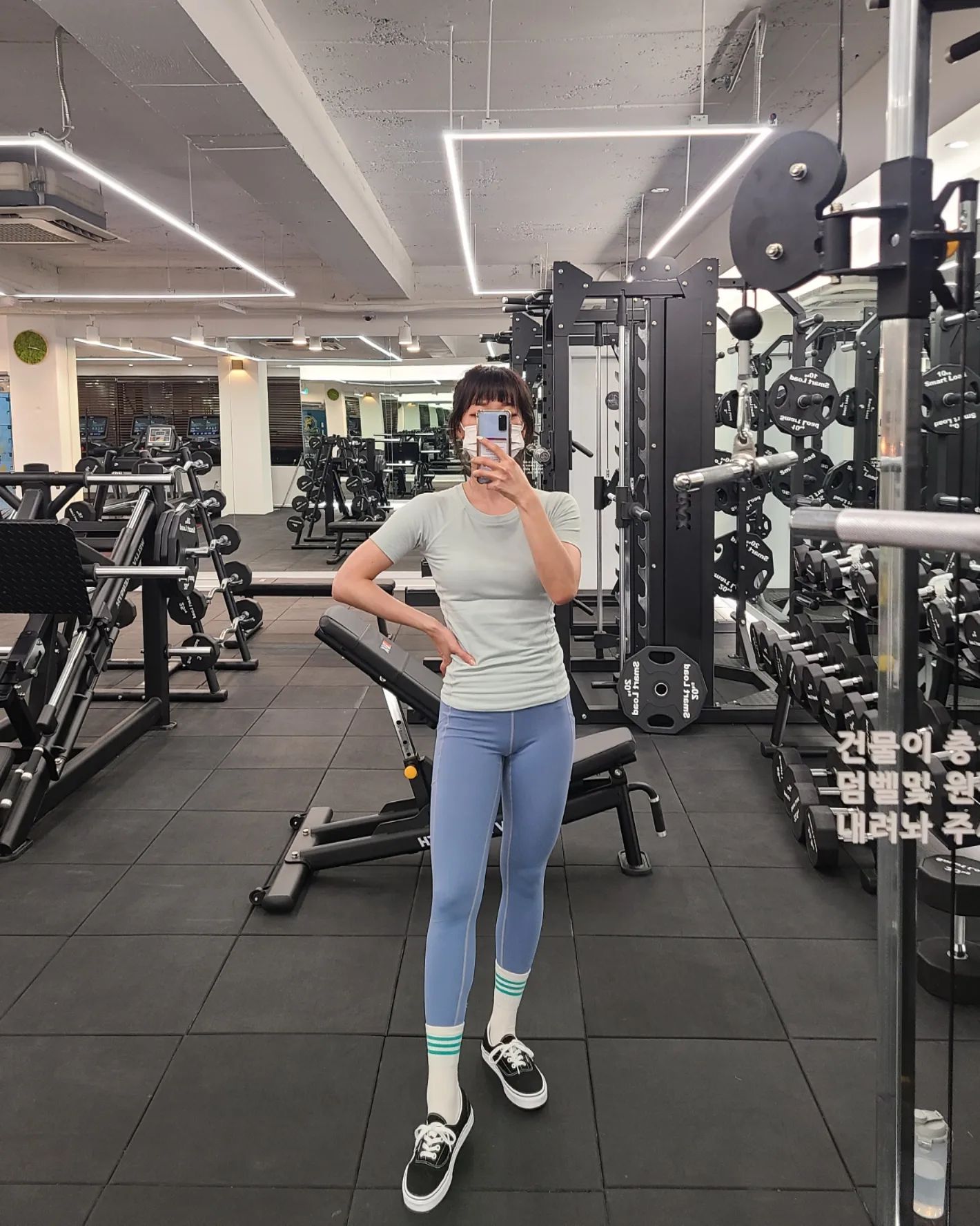 #어제보다강해진나

왠지 엄청 오랜만인 느낌🤗
어제부터 새로운 센터에서 새로운 선생님과 운동을 시작했습니당

심미적(?) 운동과 기능적 운동의 병행이 과연 가능한가ㅠㅠ에 대한 고민을 하던 중에
기능적 보디빌딩이라는 단어를 발견•••
홀린 듯이 갔지만 꼼꼼하게 상담하고 결제까지 마무리😎
다시 새로운 마음으로 가보자구-!!!
왠지 느낌 좋다구-!!!
신발도 샀다구-!!!
.
.
.
.
.
〰️ 새로운 트쌤이 했던 말들 걍 기록🙃 〰️
견갑부터 발목까지 다 틀어져있긴 하다..
안 보이지만 아마 턱도 틀어져 있을 것..
왼쪽 골반은 후방, 오른쪽 골반은 전방 경사라 재미(?)있다..
재활은 필요 없다.. 다만 해야 할 것이 많다 시간은 오래 걸릴 것
앞면이 많이 발달되어 있다 햄스트링 컬을 반드시 하세요
그래도 생각했던 것보다는 베이스가 있다(?)..
(도대체 얼마를 생각했던 건데)
강도는 조금 높여도 될 것 같다..!

〰️ 상체 카이로프랙틱 후😶‍🌫️ 〰️
근데 만져보니까 근육이 넘 딱딱하고 우두둑거리고 매듭 많고 안 조타 너무 안 조타
당신의 몸 너무 딲딱 마사지와 스트레칭이 필요한 몸입니다
짱짱한 근육을 많이 만들어야 하기 땜에 앞으로 반복을 많이 할 것임
음 제가 당신의 미래를 예측해보겠습니다 오십이 되기 전에..
(네? 전 이미 삼십견을 겪었는데요?)
이렇게 많이 맞췄는데도 안 맞네..? 라는 혼잣말로 슬픈 엔딩

#카이로프랙틱 #오운완 #기능적운동 #헬린이 #초심으로돌아가자 #workout #fitness #fitnessjourney #bodycheck #gymlife #lifestylechange #헬스타그램 #운동스타그램 #운동맞팔 #운동소통 #다이어트소통 #운동하는직장인 #눈바디 #바디체크 #직장인 #오운완 #f4f #운동하는여자 #헬스 #웨이트