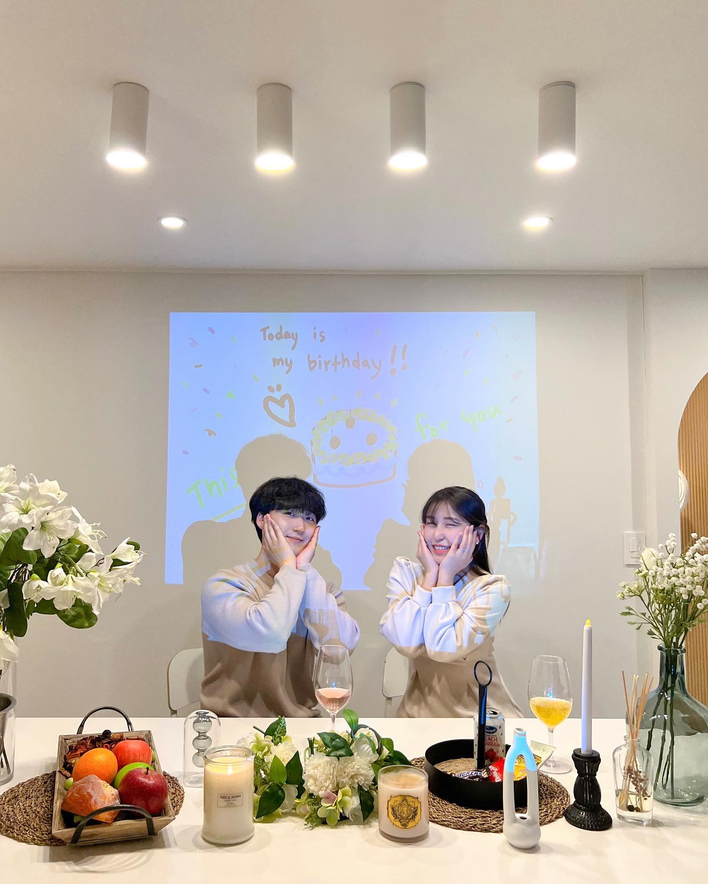 10만원대 신상 에어비앤비 숙소 추천 ✨

예쁜 공간이 너무나 많아서 하루가 부족한 곳🤍
사진으로 봤을 때보다 훨씬 넓어서 놀랐고 무엇보다 너무 예뻐요 ㅠㅠ
방 3개, 화장실 2개, 드레스룸, 루프탑까지 있는 숙소라서
가족 여행, 커플 여행, 파티룸으로도 추천드려요 🎉
스파, 빔프로젝터, 미니 캠핑공간과 탁구대까지 놀기 너무 좋음! 🏓

사장님의 정성과 애정이 공간 곳곳에 가득해 머무는 내내 행복했어요..🌸

🏡 전주 #줄리스테이 juliestay ( #숙소제공 )
📍 전북 전주시 덕진구 시천로 72-1
🕰 체크인 15:00 체크아웃 11:00
💵 주중 19만원부터 〰
🥐 조식 바구니, 웰컴 스낵 제공
🛏 방 3, 화장실 2, 드레스룸, 다이닝룸, 스파, 테라스, 루프탑, DVD룸
🧺 빔프로젝터, 블루투스 스피커, 커피머신, TV, 탁구대, 입욕제 

🍯 더 자세한 정보는 블로그에서 확인해주세요 ◡̈ 

🏷 #현영_숙소 #현영_전주