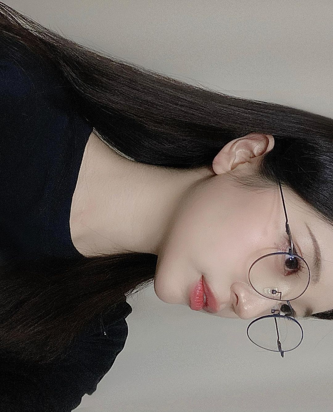 문채은 on Instagram: “@s7iluvu 안경을 선물받았어요😳 써보고 너무 가벼워서 놀랐는데 알고보니 8g도 안 되는 가벼운 안경이었습니당! 코가 안 눌리니까 오랜시간 끼구있어도 편하더라구요,