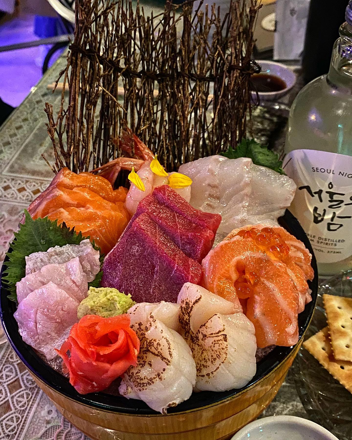 다들 외않가,,❓ #숙대맛집 #밤피장 #모듬사시미 #단새우카펠리니 #트러플감자튀김 #스시맛집 

숙대입구 2차로 방문하기 좋은 술집 요즘 sns 핫플이라 예약을 안 하면 자리하기 힘들어요! 예약 필쑤! 2인은 바 자리만 앉을 수 있어서 여러명이서 방문해서 메뉴 다양하게 시키는걸 추천! 사시미 신선하고 비주얼 미쳤다구요😭 메뉴들이 대체로 가성비 갑! 저렴해요⭐️♥️

관자 통통하니 입에서 사르르 녹는다구요 광어는 쫀득해서 취향저격..! 그래서 광어초밥도 추가로 주문했답니당 하지만 초밥은 비추.. 제 스탈은 아녔어요ㅜㅜㅜ 초밥의 샤리가 회랑 따로노는 너낌..? 그래두 두피스씩 주문이 가능해서 그 점은 좋아요오🥺 

모듬사시미는 강추입니다👍🏻💓 카펠리니는 너무 궁금해서 시켜봤는데 약간 짜서 아쉬웠어요 ㅠㅠ

#숙대입구맛집 #숙대 #사시미 #트러플 #소주안주 #와인바 #핫플레이스 #sns #박소떡_용산 

📌모듬사시미 32,000