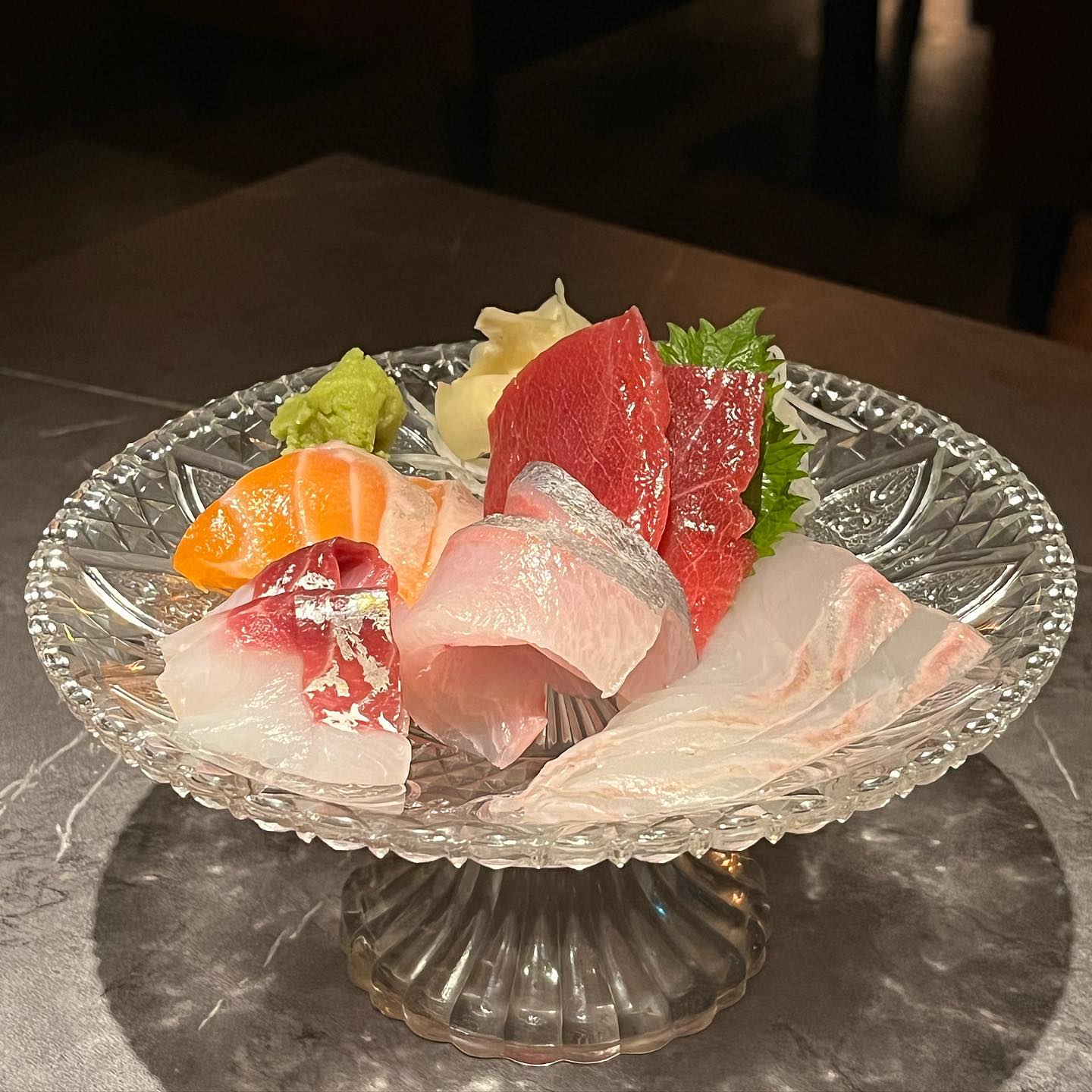 🍽 진도켄 (신사) 

▫️분위기 ★ ★ ★ ★ 
▫️음식 ★ ★ ★ ★
▫️재방문 ★ ★ 

얼마 전 인친님 피드에서 발견하고 여긴 조만간 꼭 가야겠다 싶어서 어제 다녀온 “진도켄”. 급하게 예약하느라 금욜 저녁에 전화했는데 다행이도 1부 한 자리 취소 됬다구 해서 바로 예약 -! 쏘럭키 👏🏻 

그러나 기대가 컸던 만큼 아쉬운 점들도 있던 곳이라 🥲 보다 상세한 후기를 남겨본다. 

✔️ 2인 course (36.0) 

✔️ 사시미 5종 

연어, 광어, 참치, 숭어, 방어로 구성되어있다. 회 두께도 적당했고 숙성회라 맛도 훌륭한 편. 
하지만 찾아보니 원래 구성은 숭어가 아닌 고등어가 포함된 5종 회인 듯 싶었다. 추가 주문하면서 알게 된 사실인데, 이 날 고등어와 삼치 이 두가지 재료 자체가 준비 되지 않은 듯 했다. 

✔️ 고등어빠떼 

비스킷들 안쪽에 고등어와 12가지 야채를 갈아 만든 잼이 함께 나온다. 첨에 고등어라는 이름이 들어간 메뉴라당연히 고등어 회사 얹어진 비주얼을 생각했다가 당황했던 메뉴 ! 

고등어잼이라니 첨엔 상상하기 힘들었는데, 한입 먹는 순간 트러플향이 확퍼지면서 비린맛 전혀 없이 입맛을 돋구기에 딱 좋은 핑거푸드란 생각이 들었다. 와인과 가장 잘 어울릴 메뉴! 

+ 빠떼 = 자투리 생선살 + 밀가루 반죽해서 구운 것이라고 한다. 

✔️ 치킨 가라아게 

내 입맛에는 살짝 짜긴 했으나, 막튀겨서 나온건지 튀김옷이 아주 바삭했도 속살은 엄청 부드러운 편이라 맛있게 먹었던 매뉴. 함께 나온 소스와 샐러드랑 조화가 좋았다. 

✔️ 크림짬뽕 

청량고추가 넉넉히 들어가서 느끼함 없이 칼칼하고 오히려 개운한 국물맛이 좋았다. 해산물도 다양하고 실하게 들어간 편이라 굿 👍🏻 

✔️ 한라산 (6.0) / 캐나다드라이 (3.0) / 레몬슬라이스 (2.0)

✔️ 아쉬웠던 점 

1. 환기 
식사하는 내내 공기가 매캐한게, 눈이랑 코가 너어무 매워서 불편했다. 아마도 가게가 지하에 위치하다 보니, 환기가 원활하진 않은 듯 해보였다.

2. 주문 누락 
마지막에 “삼치 사시미”를 추가 주문했는데 한참 지나도 나오지 않는 상황. 직원분이 다가오길래 메뉴 준비 늦어진다는 양해를 구하는 줄 알았더니, 1부 시간이 20분밖에 안 남았으니 슬슬 나갈 준비해달라는 멘트. 추가 주문 메뉴 물어보니 그제서야 부랴부랴 확인 하시더니 주문 누락이라고… 시간 늘려주겠다고 하며 다시 주문 넣겠다며 돌아 가셨다가 다시 와서는 재료가 알고보니 소진되서 없다고… “주문누락 + 없는 재료로 재주문” 받은 직원분. 아무리 주말 피크 시간대라 그럴수도 있겠지만, 이런 미흡한 대처엔 실망할 수 밖엔 없었다. 

전체적인 분위기, 맛은 무난했지만 위 두가지 크게 아쉬운 점 때문에 재방문의사는 글쎄… 😶

#탱자_신사

#먹스타그램 #맛스타그램 #먹스타맞팔 #먹팔 #내돈내먹 #먹방 #내돈내산 #내돈내먹리뷰 #서울데이트코스 #서울데이트장소 #데이트맛집 #가로수길술집 #가로수길핫플 #신사이자카야 #진도켄 #진도켄이자카야