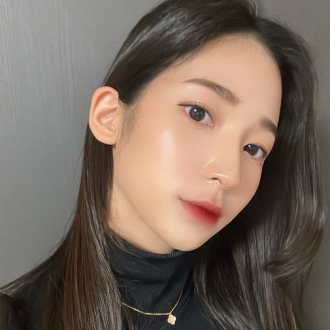 @imssoyaa on Instagram: “우리엄마가 귀 이쁘다고 한 사진👂🏻”