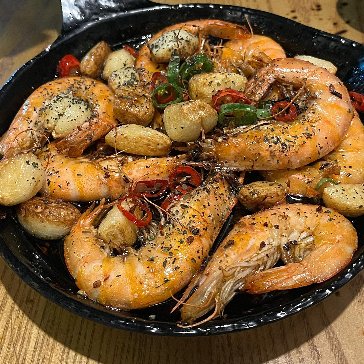🍽 뻘 (신사) 

▫️분위기 ★ ★ ★ 
▫️음식 ★ ★ ★ ★ ★ 
▫️재방문 ★ ★ ★ ★ 

어제 2차로 다녀온 곳. 1차에서 너무 배불리 먹어서 아쉽게도 메뉴는 한가지만 맛보고 왔는데 대대대만족하고 와서, 담번엔 1차로 가볼 예정 ! 

찾아보니 오래된 술집임에도 불구하고 블로그 리뷰가 많이 없었고 오래된 단골 위주로 찾는 곳 같았다. 몇개 안되는 리뷰였지만 진심과 애정 가득한 리뷰를 보고 여긴 찐인거같단 촉으로 찾아갔다. (+ 가게명 “뻘” 에서 느껴지는 포스) 덕분에 숨겨진 맛집을 찾아낸 거 같아 넘넘 기분이 좋다! 신사에서 부담없이 해물포차 가실 분들 꼭 한번 들려보시길 - 👍🏻 

✔️ 벌교 대하 감바스 (28.0) 

난생 처음 접해본 무려 “대하” 감바스. 대하는 대하구이로만 먹을 생각을 했지 이걸로 감바스를 만들다니… ㄷ ㄷ 너무 아름다운 발상아닌가 ✨ 이건 무조건 맛있겠다 싶어서 주문 고고. 

완전 통통하고 실한 대하가 8미정도 들어가있고, 통마늘이 넉넉히 들어가있다. 바게트는 따로 없어서 아쉬웠지만, 대하 자체가 워낙 실해서 몇개만 먹어도 배부른 기분; 감바스 자체에 따로 간을 하지 않고, 그라인드 솔트를 따로 주셔서 개인 취향에 따라 간조절을 할 수 있도록 해주는 부분이 인상 깊었다. 

마지막은 넘나 귀여웠던 테이블위 냥이의 숨막히는 뒷태 미니어쳐 🤍 ㅎ 

✔️ 한라산 (7.0) / 토닉워터 (4.0) 

✔️아쉬운 점 

화장실. 실외에 있고, 남여공용. 재래식이라 불편할 수 있음! 

#탱자_신사 

#먹스타그램 #맛스타그램 #먹스타맞팔 #먹팔 #내돈내먹 #먹방 #내돈내산 #내돈내먹리뷰 #데이트코스 #데이트장소 #데이트맛집 #신사해물포차 #해물포차 #가로수길술집 #가로수길해물포차 #서울해물포차 #가로수길뻘 #신사뻘
