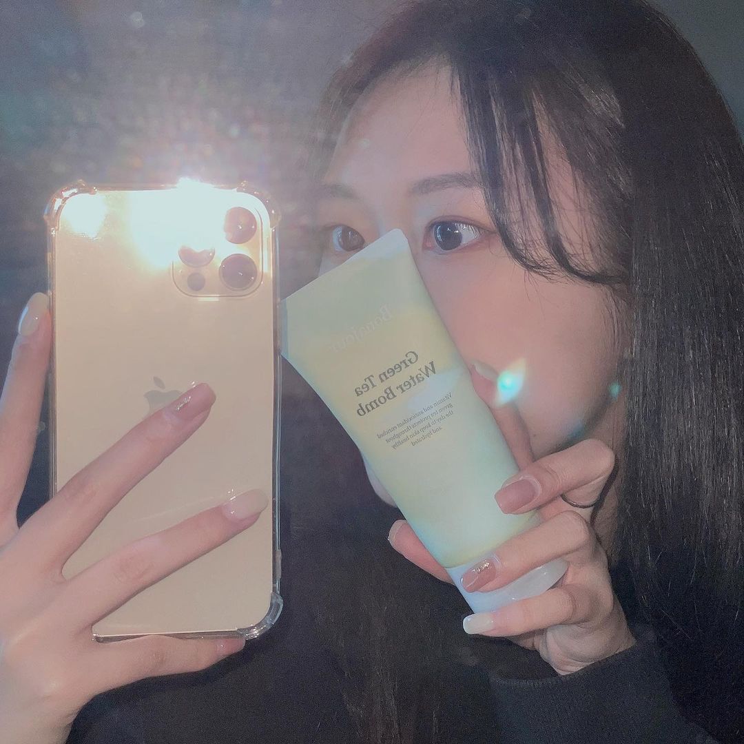 윤채연 on Instagram: “#협찬 보나쥬르에서 11년 연속 베스트셀러 '그린티 워터밤 수분크림' 드디어 '올리브영' 입점! 11년 원조 비건 인증 수분크림으로 유해 성분 걱정 없이 모든 피