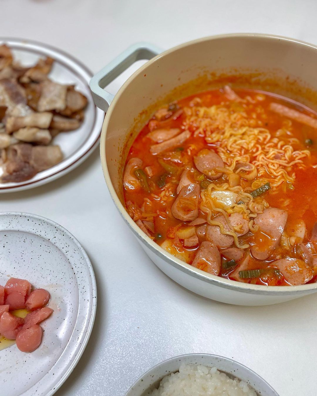 𝙨𝙨𝙪𝙣𝙮 ᥫ᭡ on Instagram: “#협찬 부대찌개 좋아하는 울가족 여행갈때도 엄청 자주 먹는데 이집 부대찌개 맛집인데용!! 진한 사골유수와 숙성 양념으로 만들어져 깊고 진한맛이 매력