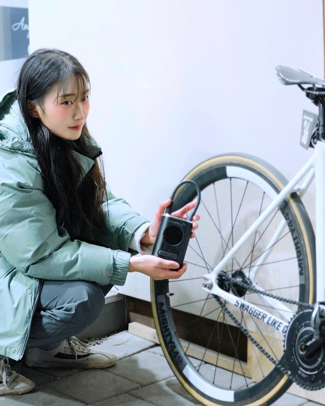 송채영 🚵 team dopezone on Instagram: “쓸모있고❗엄청나고 ❗대단한 것❗을 사용해봤어요! 바로 에어펌프인데 이 제품 같은 경우는 힘을 들이지 않고 쉽게 자전거에 에어를 채울수 있답니다