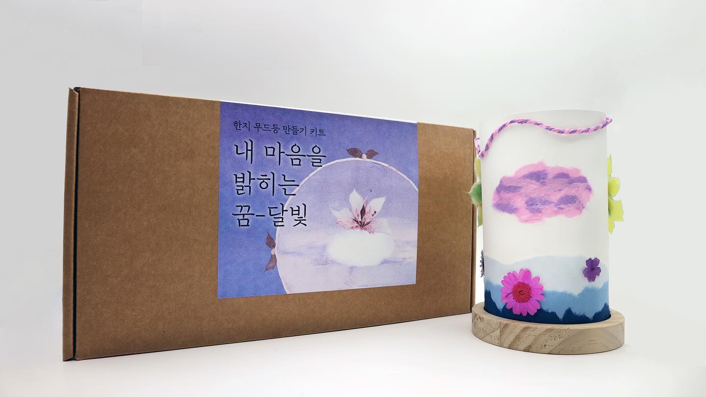 <마음달빛> 개인전과 연계되는 교육프로그램인 “내 마음을 밝히는 꿈-달빛” 키트가 아트숨비에서 제작되었어요. 

아이들과 비대면으로 진행된 
“내 마음을 밝히는 꿈-달빛”수업

한지의 다양한 성격에 대해서도 알아보는 시간과 
자유럽게 창작하며 만든 작품으로 

식물의 내면의 빛이 
반짝이며 이야기하듯 

우리들의 꿈들도 반짝이며, 따뜻한 온기가 있는 빛이 
항상 옆에있기를 바라는 마음입니다. 

#아트숨비#초록우산어린이재단#스타벅스과천dt점#스타벅스#아트숨비수업#미술수업#미술활동#작품연계수업#아트숨비키트#비대면수업#별빛미술관#마음달빛