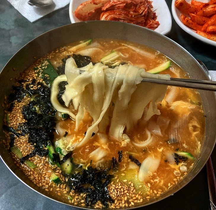 #미요요_강원 #형제칼국수

💃🏻미요요 주문메뉴💃🏻
🍜장칼국수 ₩8,000🍜

드디어 강릉 맛집 형제칼국수에 다녀왔어요 :)
평일 점심에 갔는데 다행히 웨이팅 없이 바로 들어 갔어요 😆

분위기가 정말 시골집?
찐노포맛집 같은 분위기 ㅋㅋㅋ
노포빈티지 갬성 좔좔~🌈

맛 선택은 5단계!
1. 아주 매운맛 🌶🌶🌶🌶🌶
2. 기본 매운맛 🌶🌶🌶
3. 중간 매운맛 🌶🌶
4. 안 매운맛 🌶
5. 아주 안 매운맛 
저 맵찔이는 4분 안 매운맛으로😅

김가루 + 호박 + 깨소금 + 계란까지~
양도 너~~~무 푸짐했고♥
정말 국물이 찐~해요
이건 말로 표현할 수 없을 만큼 너무너무 맛있더라고요!🥰

면발이 진짜 쫄깃쫄깃해요~
다만, 먹을수록 조금 매콤하더라고요 전...
그래도 진짜 국물까지 계속 계속 먹었어요
지금도 생각나는 맛입니다ㅠㅠ

공깃밥까지 말아먹고 싶었지만,
너무 배불러서 먹을 수가 없었어요
양이 많으신 분들은 공깃밥 꼭꼭 말아 드셔보세요!
그 또한 별미일듯하네요 :)

⭐재방문의사 100%⭐

✅비조리 포장가능!
✅주말이나 피크타임엔 웨이팅 필수라고 한답니다
✅주차는 불가해요!

|| 업체명 : 형제칼국수
|| 주소 : 강원 강릉시 강릉대로204번길 2
|| 영업시간 : 매일 10:00 ~ 20:00
|| 전화번호 : 033-647-1358

/

#강릉맛집 #강릉 #강원도맛집 #장칼국수 #강릉장칼국수 #칼국수맛집 #강릉칼국수 #교동맛집 #교동 #강원도여행 #여행 
 #foodfic #instafood #먹방 #맛집 #존맛 #food #맛스타그램 #푸드스타그램 #맛집추천
#먹팔 #맞팔 #맞팔환영 #선팔하면맞팔 #맞팔댓글 #먹소통 #소통