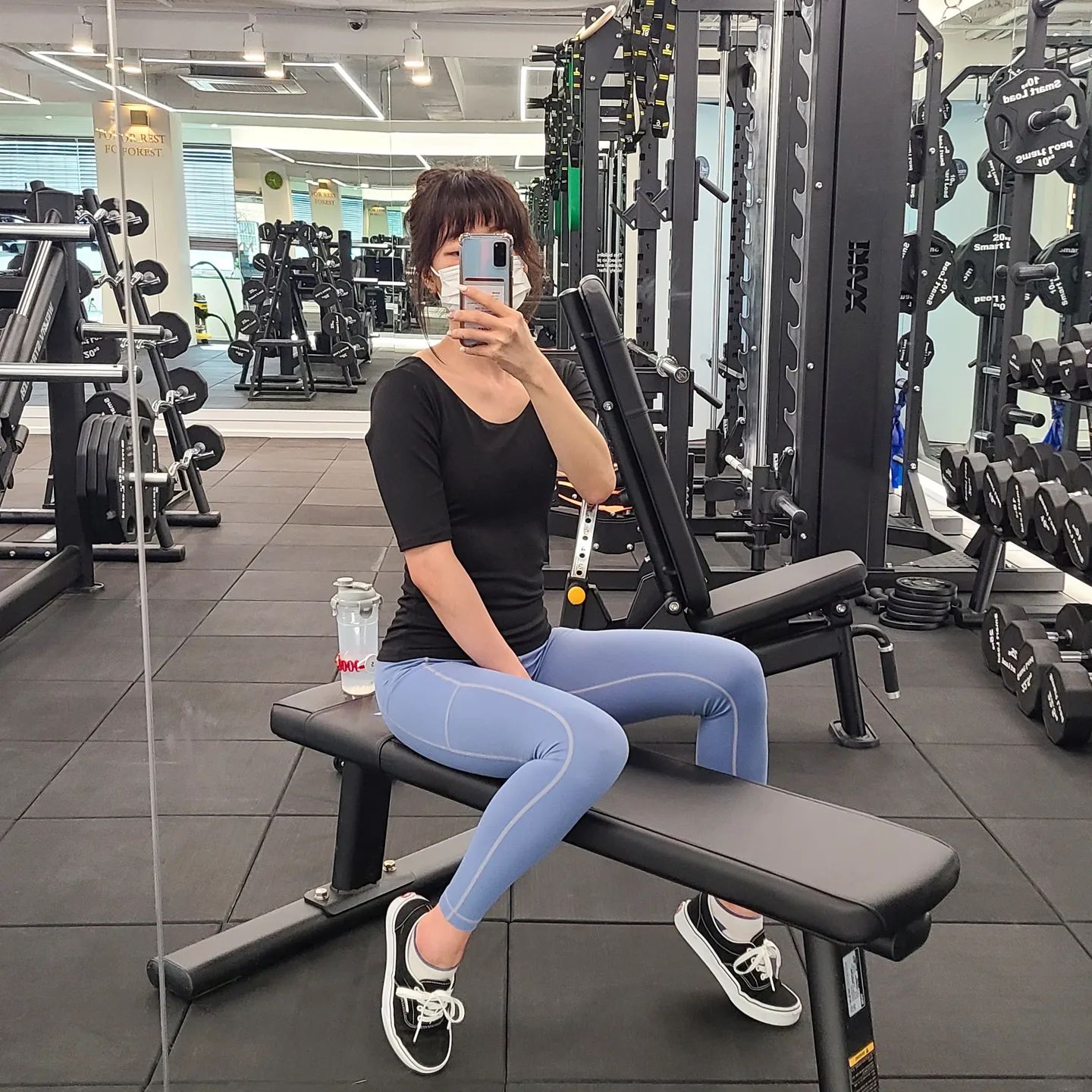 #어제보다강해진빵민_등운동

까먹지 않ㄱㅣ 위해 태그를 바꿈

당직 들어가기 전에 운동해뜸
기분 조아뜸💫
어차피 운동해도 힘들고 안 해도 힘듦
걍 아묻따 해야 됩니다..!

새로운 트쌤은 칭찬봇임
막 잘한다고 해줌
진짜 자세가 좋은 건지...? 헷갈림🤔
그럴 리가 없을 텐데...?¿

암튼 오늘은 뽀도도독 우다다닥 카이로 후딱하고 등을 했당
마구마구 당김 PULLPULL함❤️‍🔥
초록밴드로 풀업 먼저 50개 하고
하이 로우라는 것을 처음 해봄😉
✔가슴 펴고-!
✔팔꿈치 살짝 벌리면서 날개뼈 모아 당기고-!
✔어깨 내리고-!
✔광배로 원을 그리면서 천천히 풀어준다-!
일단 적정 무게는 25파운드 20개라고 했음
바벨로우는 허리 아파서 10kg로 했다고 하니까
가벼운? 것? 같다고?! 함..!

#개인운동_무게세팅
하이로우: 25파운드 20개 > 32파운드 20개 > 40파운드 10개
바벨로우: 15Kg 20개 3세트 (절대 못함 흑흑)

그리고 쫌더 하고 싶어서 
TRX 골반기저근 강화운동 2세트
TRX 트위스트 크런치 6x3세트하고 출근했당💖

여러분 월요일 모두 고생하셨구
내일도 화이팅입니닷🤗
모두모두 안전운동 즐거운 운동하세욤🤍

#등운동 #하이로우 #카이로프랙틱 #오운완 #기능적운동 #헬린이 #운태기극복 #workout #fitness #fitnessjourney #bodycheck #gymlife #lifestylechange #상체운동 #헬스타그램 #운동스타그램 #운동맞팔 #운동소통 #다이어트소통 #운동하는직장인 #눈바디 #바디체크 #직장인 #f4f #운동하는여자 #헬스 #웨이트