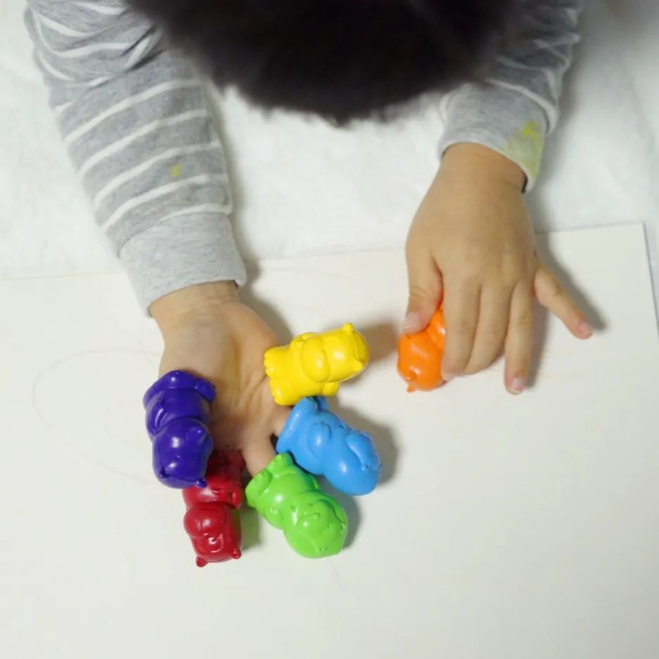 🖍
요즘 그림그리기 실력도 많이 늘고
재미있게 그림그리는 아이에게 
미카도르 쥬 크레용 선물🎁

손에 묻지않는 크레용이여서 좋아요
색깔도 선명하여 예쁘고 
귀여운 동물 모양으로 되어있어 아이가 재밌어 해요
귀여운 동물친구들을 손가락에 끼우고 놀수있어 아이가 재미있서하고 
여러모로 잘 가지고 놀아요
동물과 색은 랜덤인거같은데 
아이는 사자를 좋아하네요~🦁
한동안 미카도르 손가락 크레용만 가지고 놀듯~😄😁😆

ivory_app_official
#미카도르#쥬크레용#아기크레용#손가락크레용#동물크레용#2세크레용#크레용추천