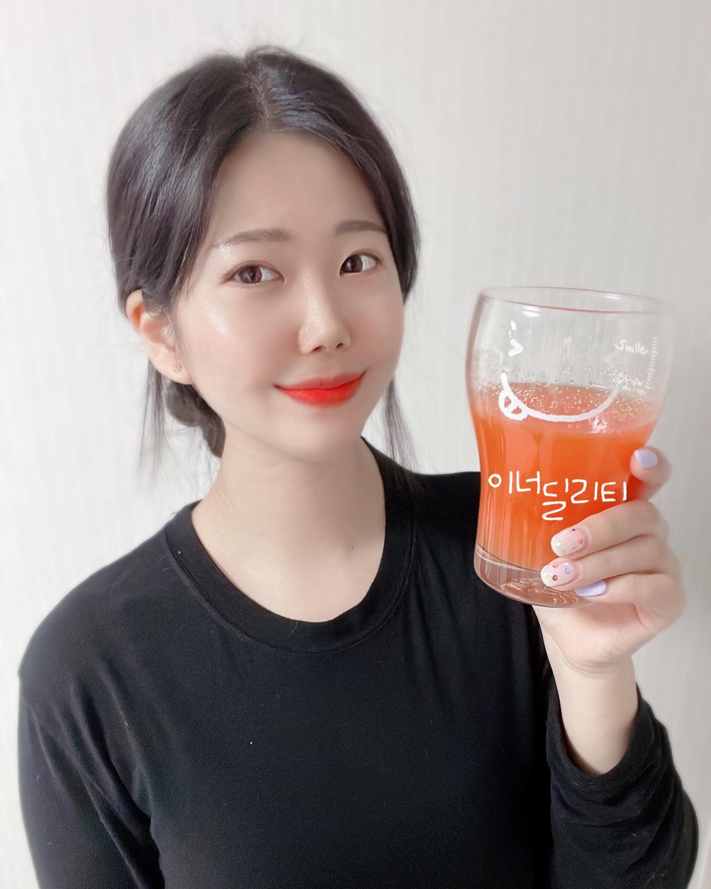  “#협찬 #제품제공 EOE 이너 딜리티 [essence of essence] 진정한 아름다움은 내며의 아름다움으로부터 나온다 의 줄임말이라 해요🧡 이너딜리티는 맛있는 오렌지맛 🍊 식이섬유 보충제예요 차전자피 식이섬유가 들어가 있어서 식사 전에…”
