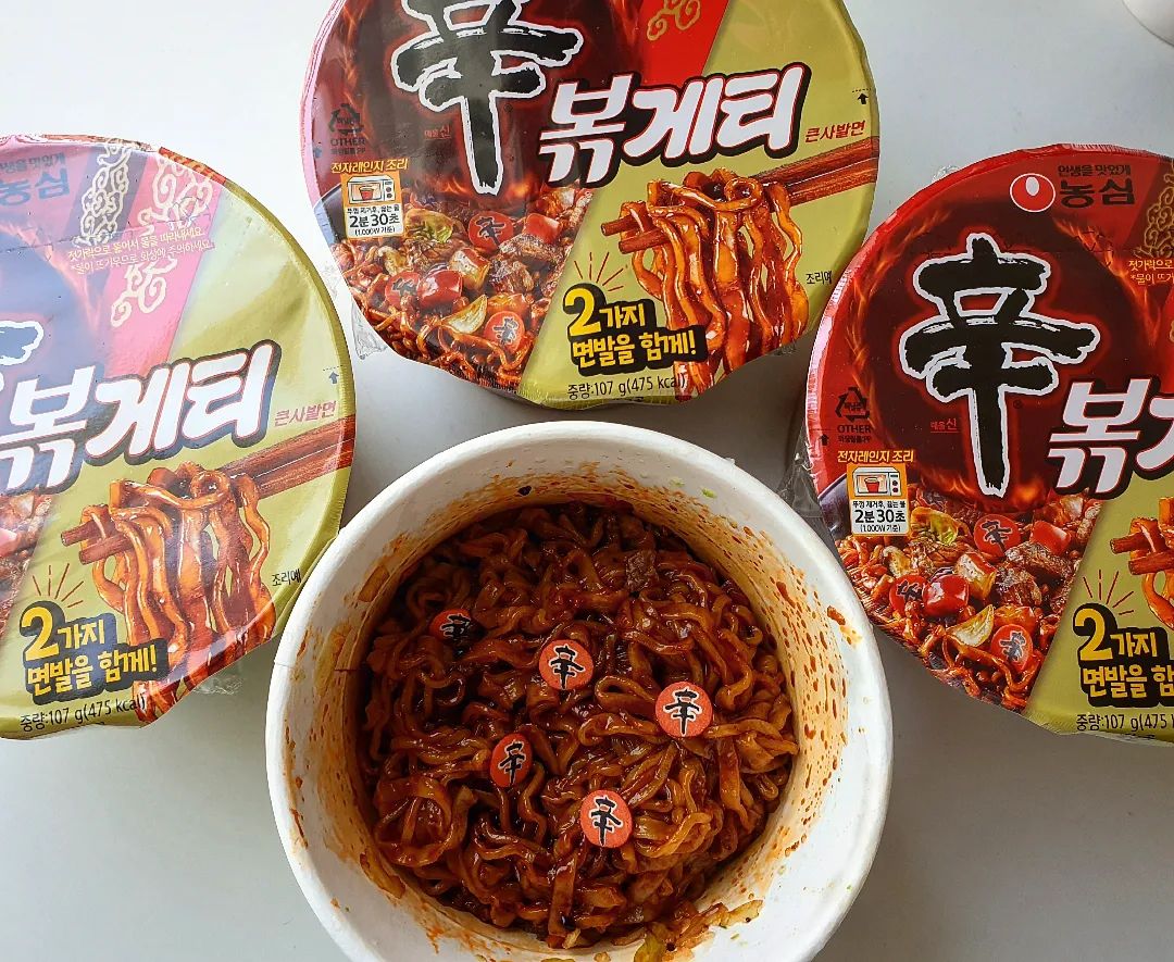 #광고 농심 신볶게티 🍜

농심 신라면볶음면이랑 짜파게티합쳐진 신볶게티 나옴😍😍꿀조합쓰!!
이제조리안하고 전자렌지간편하게돌려서
컵라면으로 바로먹을수있는데ㅋ.ㅋ
존맛탱 

핫한레시피라 가끔해먹었는데 간편하게나와주니땡큐네ㅋㅋㅋ
진짜 매콤하고달콤해서 부담되지도않고
너무맛있음😍😍😍

#농심 #신볶게티 #신볶게티큰사발면 #신라면볶음면 #짜파게티 #큰사발면 #신상라면 #짜장볶음라면 #라면레시피 #간식스타그램 #음식스타그램 #데일리 #존맛탱 #fff #일상 #소통 #daily #instagood #맞팔 #좋아요 #likeforfollow #f4f #food #좋반 #dessert